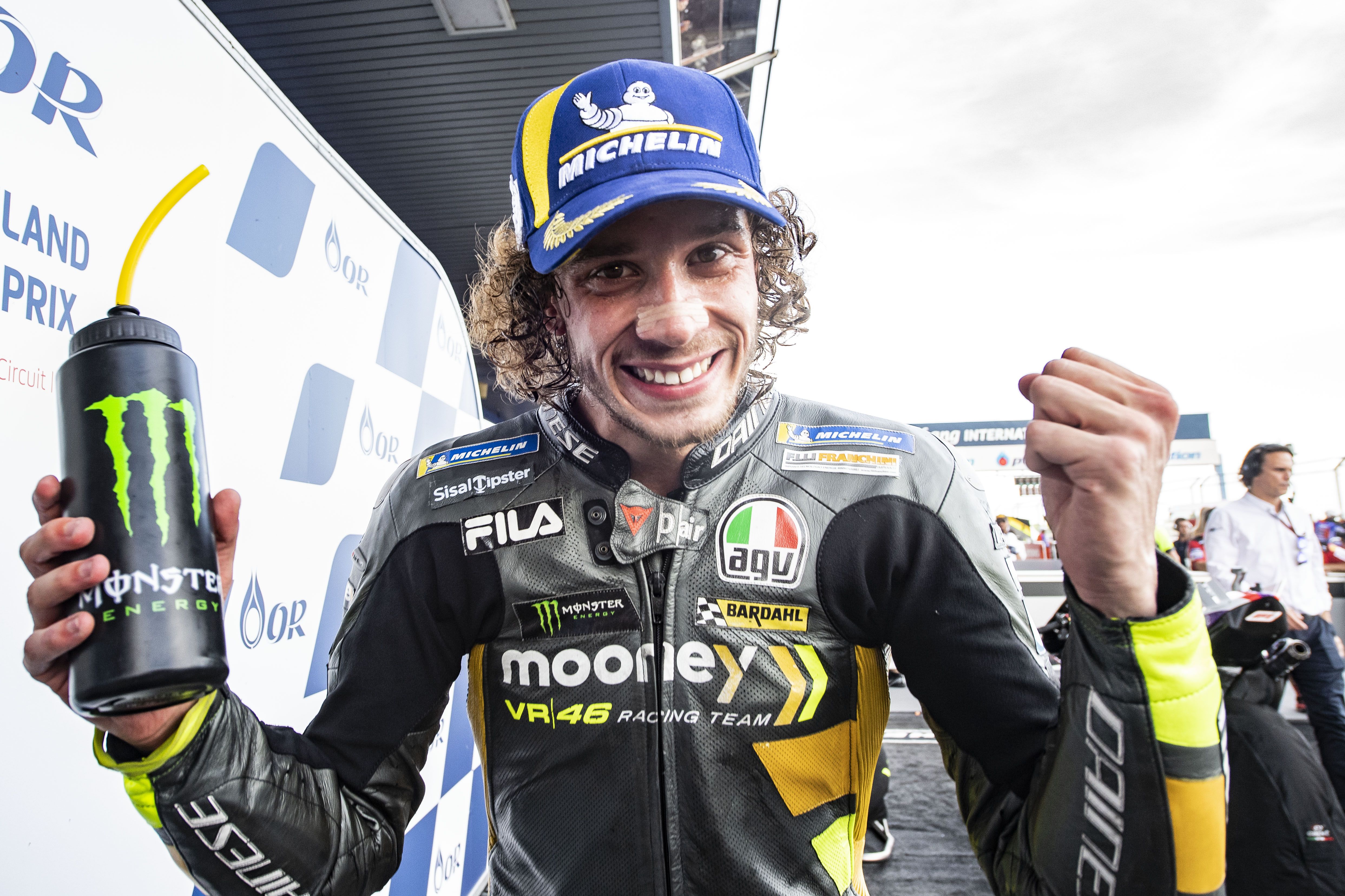 Marco Bezzecchi celebra la pole en el Gran Premio de Tailandia.