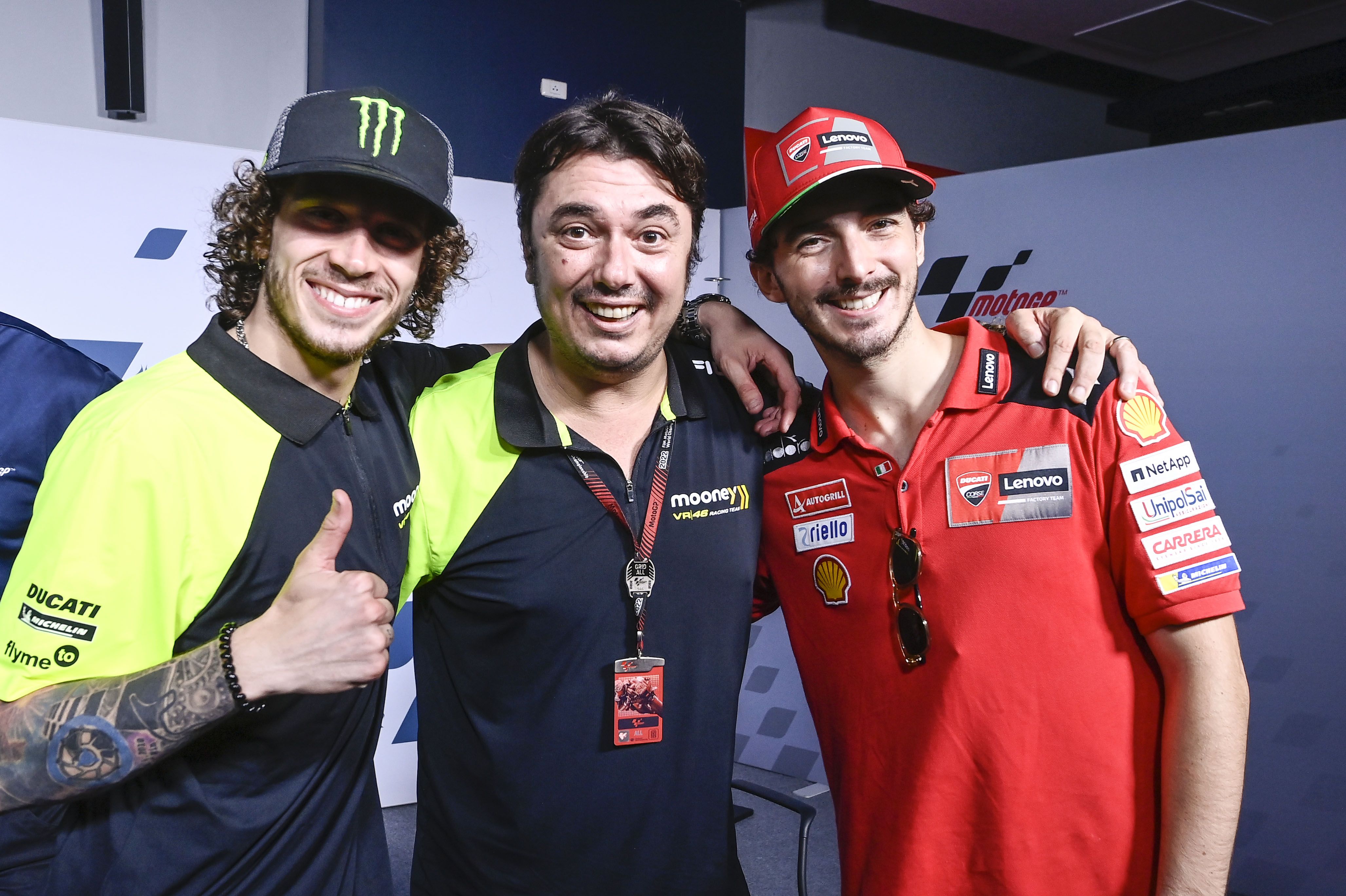 Marco Bezzecchi, Uccio Salucci y Pecco Bagnaia celebran la primera pole del equipo VR46.