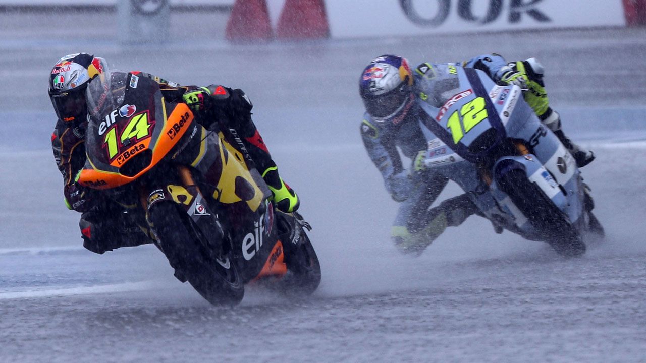 Tony Arbolino Filip Salac en mitad de la tromba de agua que canceló la carrera de Moto2 en Tailandia.