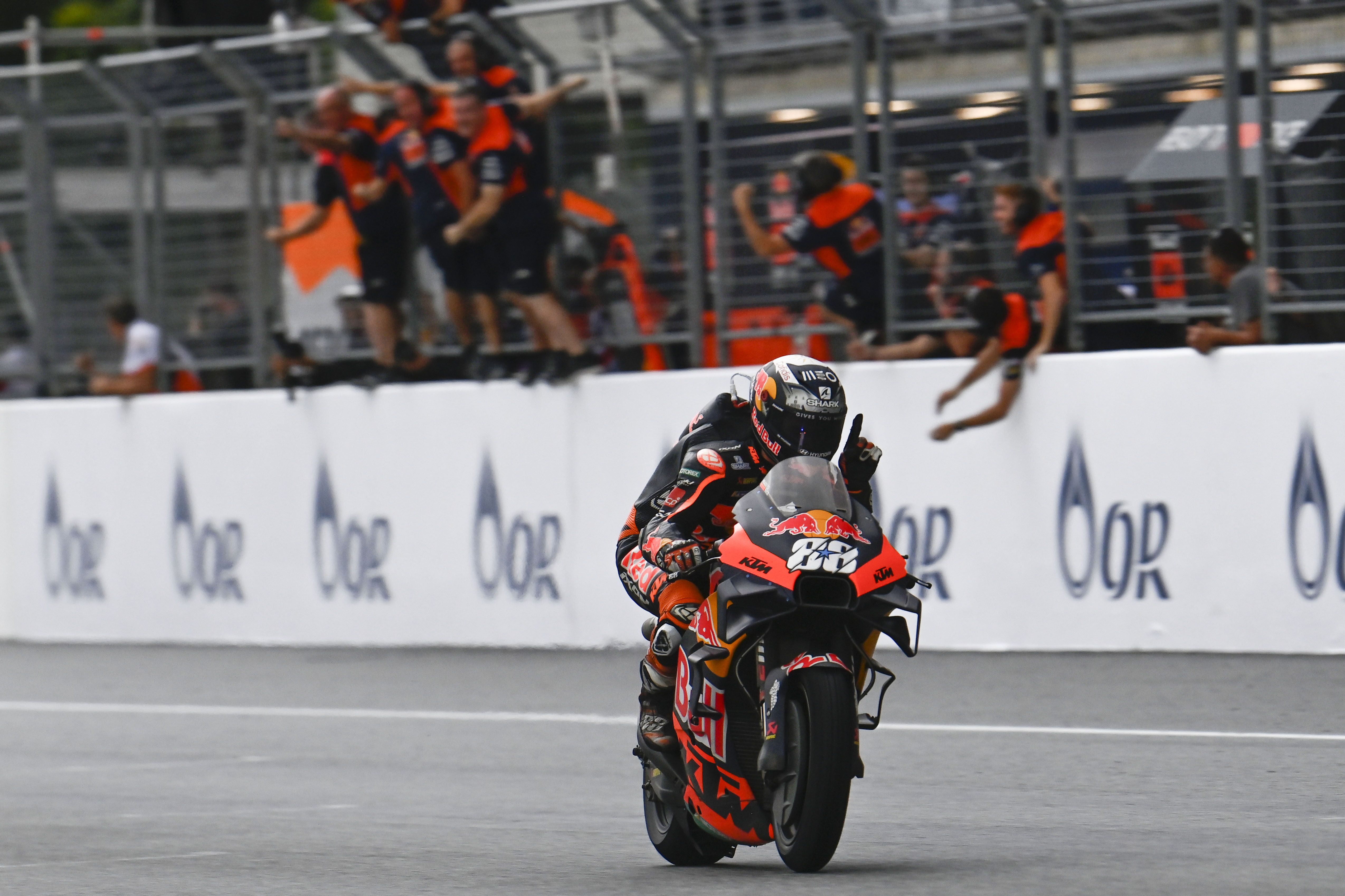 Miguel Oliveira celebra la victoria bajo el agua en el Gran Premio de Tailandia.