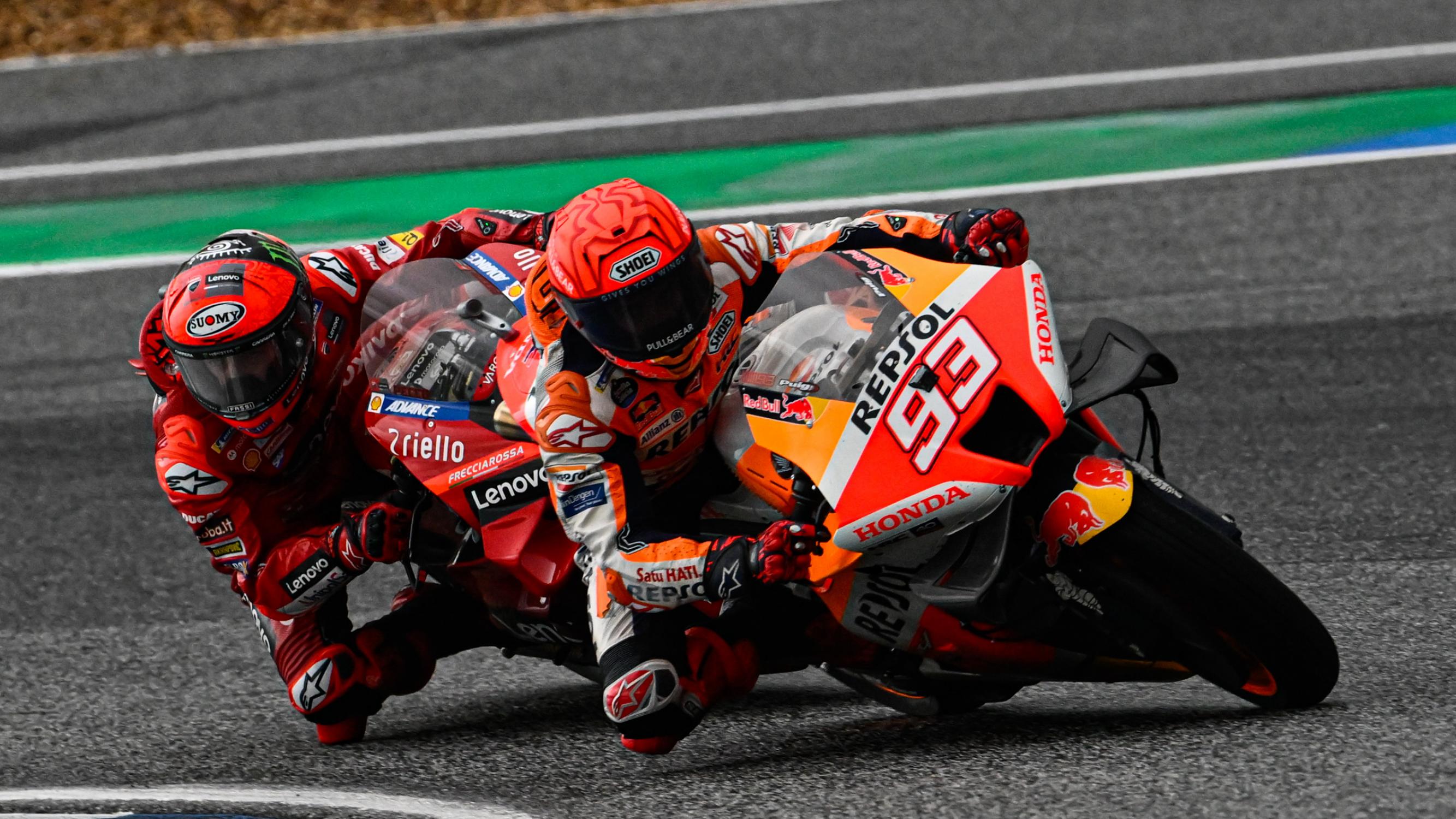 El momento en el que Marc Márquez intentó el adelantamiento sobre Pecco Bagnaia.