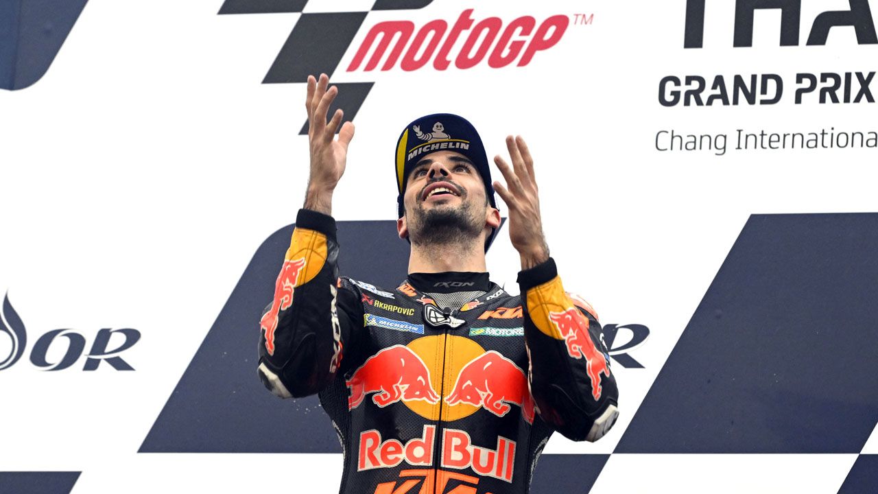 Miguel Oliveira celebra la victoria en Tailandia en el podio.