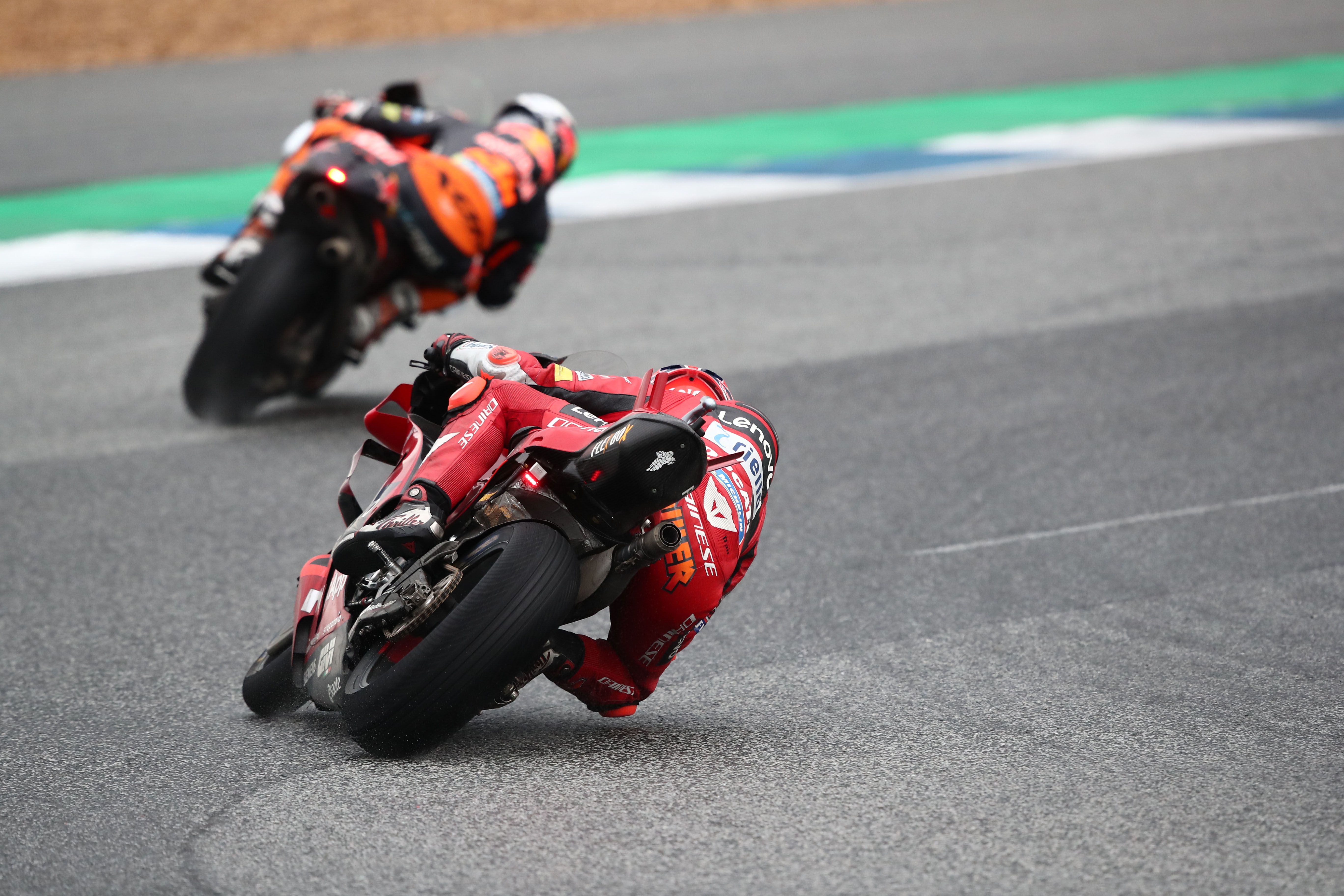 Jack Miller a rueda de Miguel Oliveira en el GP de Tailandia.
