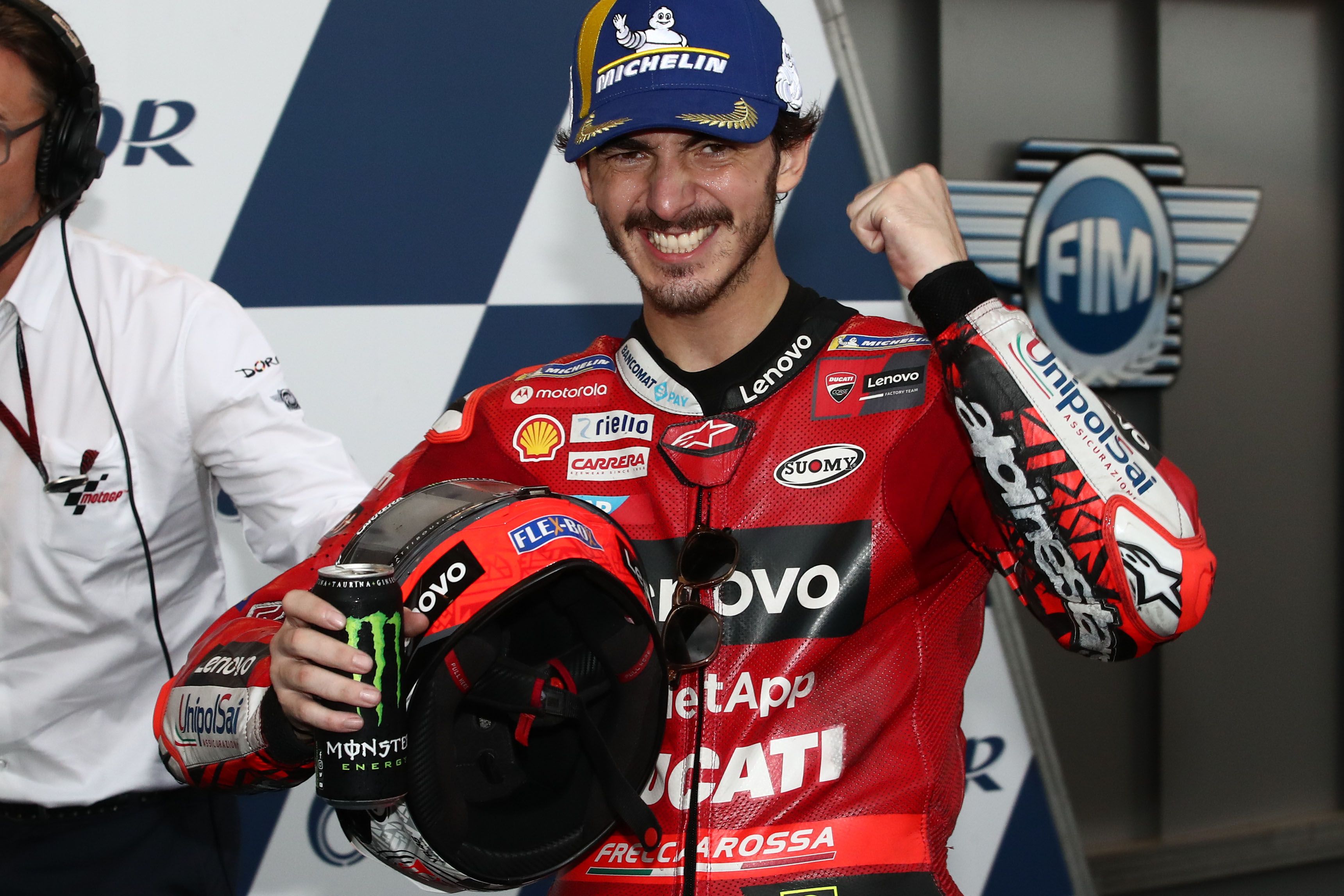Pecco Bagnaia celebra la tercera posición del Gran Premio de Tailandia.