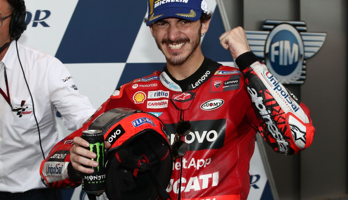 Pecco Bagnaia celebra la tercera posición del Gran Premio de Tailandia. Pecco Bagnaia celebra la tercera posición del Gran Premio de Tailandia.