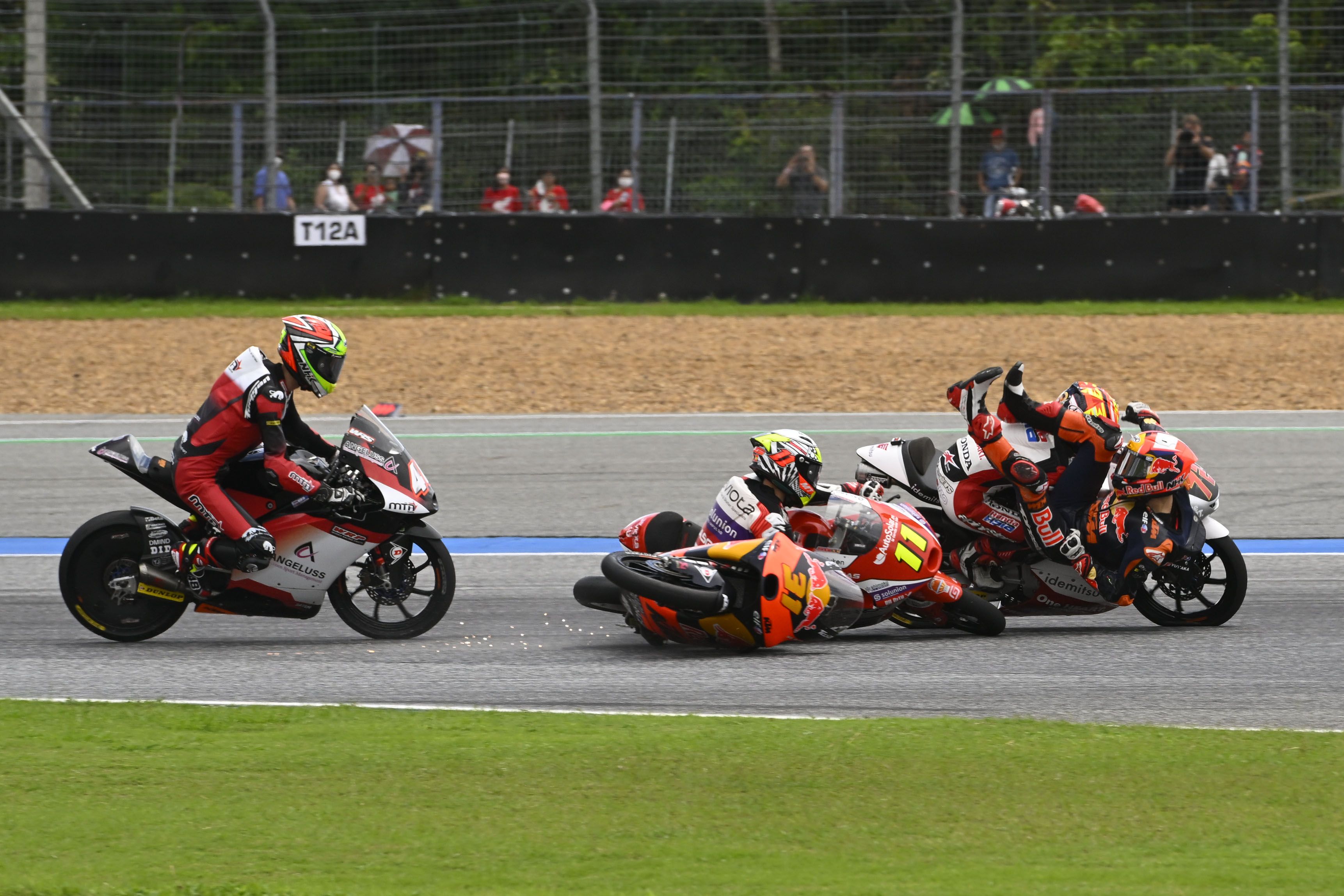 Adrián Fernández cae y se lleva puesto a Sergio García, Moto3 Tailandia 2022