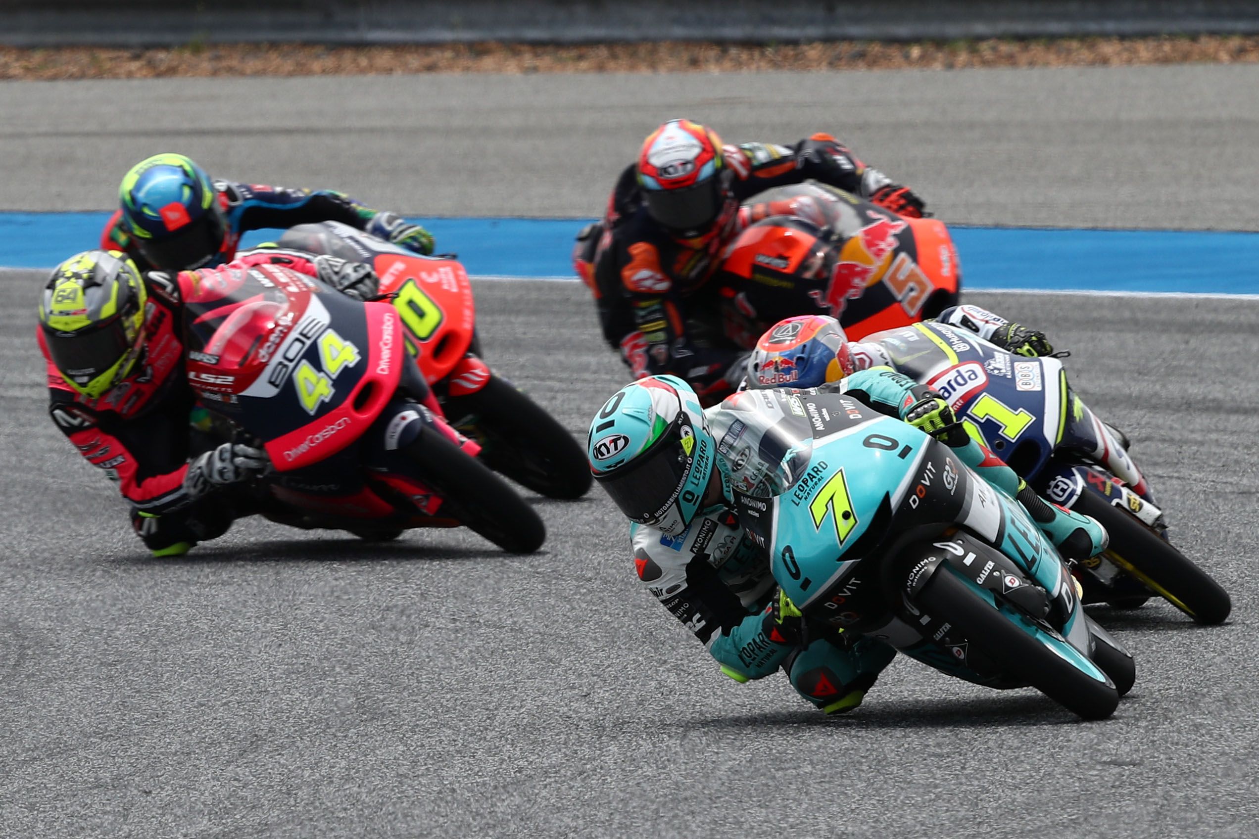 Dennis Foggia, lidera ante Ayumu Sasaki, David Muñoz, Jaume Masià y Diogo Moreira, Moto3 Tailandia 2022