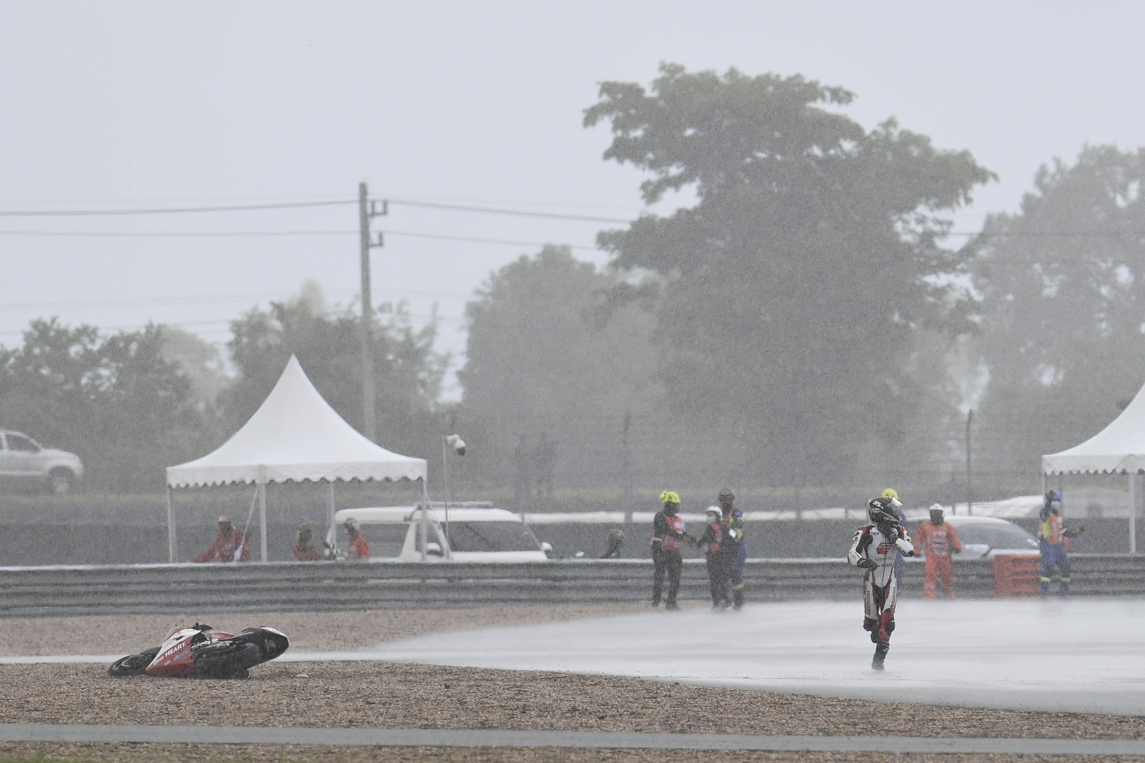 El héroe local Somkiat Chantra cae tras salir desde la pole, Moto2 Tailandia 2022
