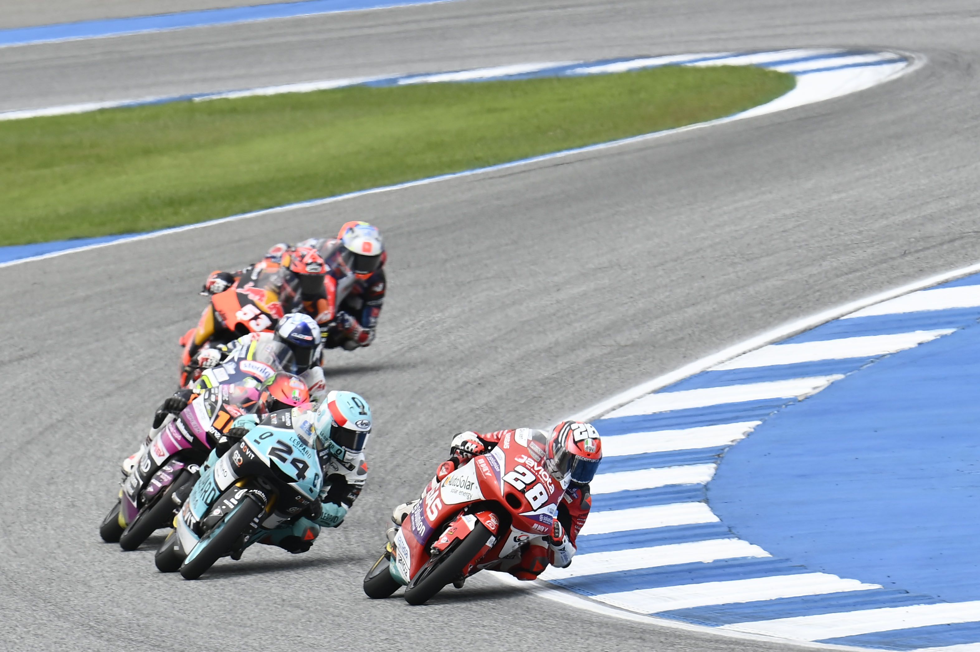 Izan Guevara comanda un grupo delante de Tatsuki Suzuki y Andrea Migno, Moto3 Tailandia 2022