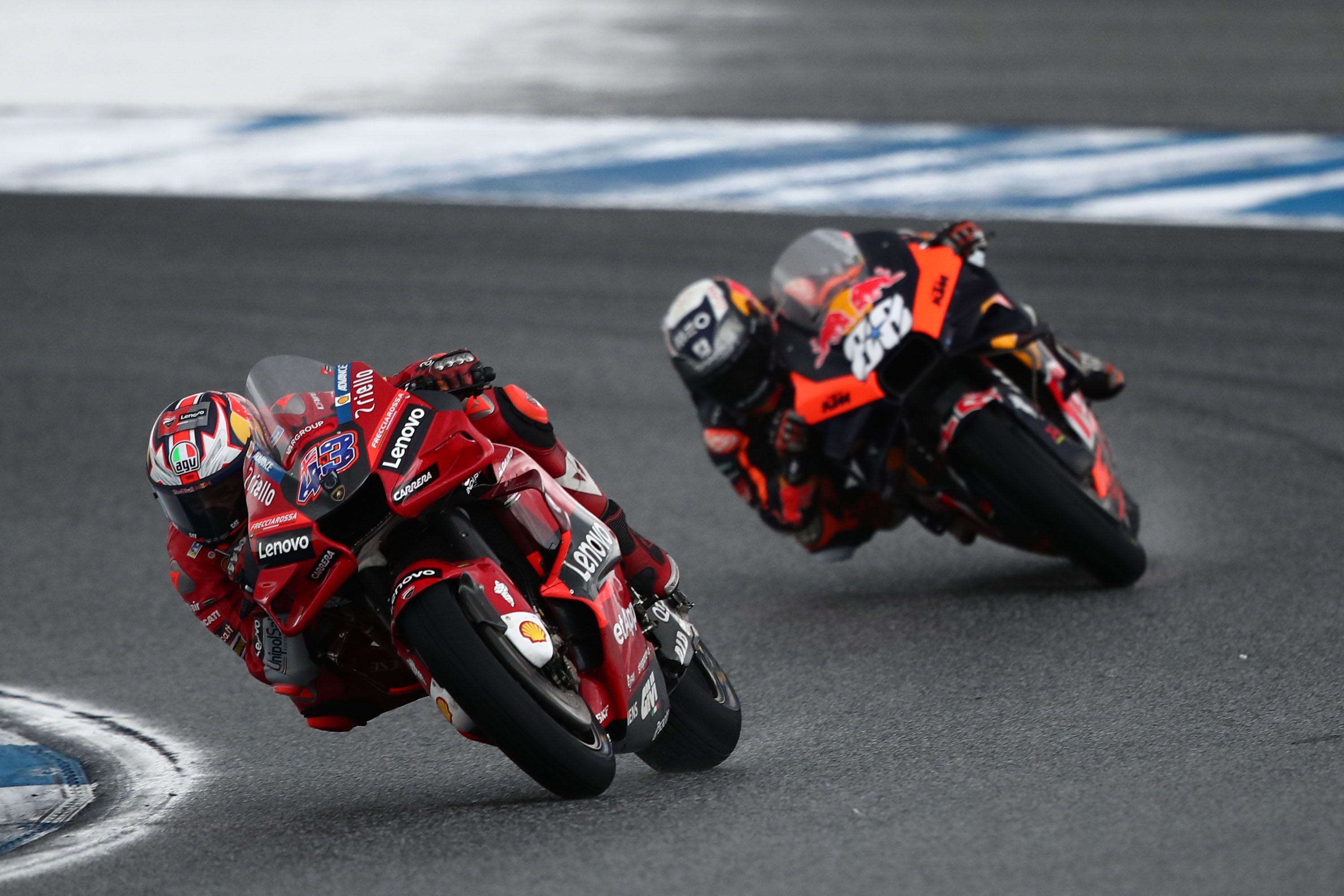 Jack Miller intenta defenderse de Miguel Oliveira, MotoGP Tailandia 2022