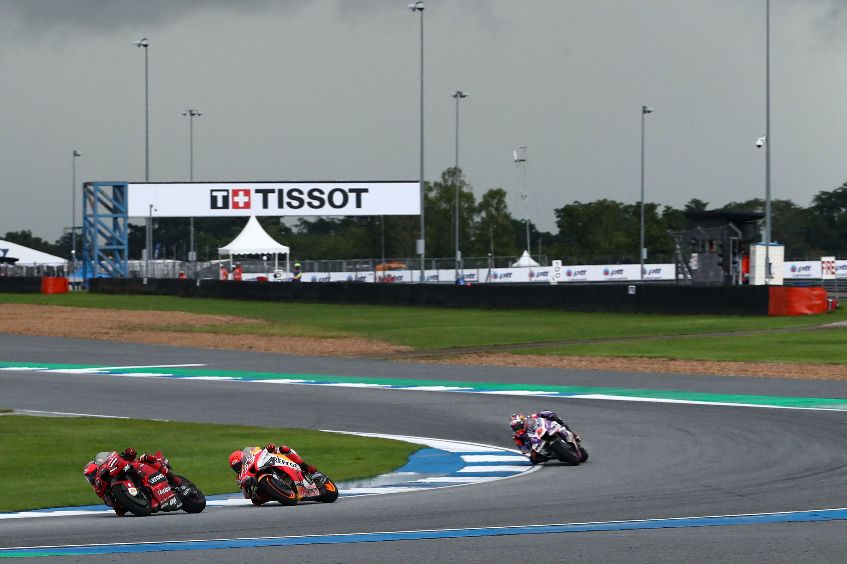 Johann Zarco persigue a Pecco Bagnaia y Marc Márquez, MotoGP Tailandia 2022