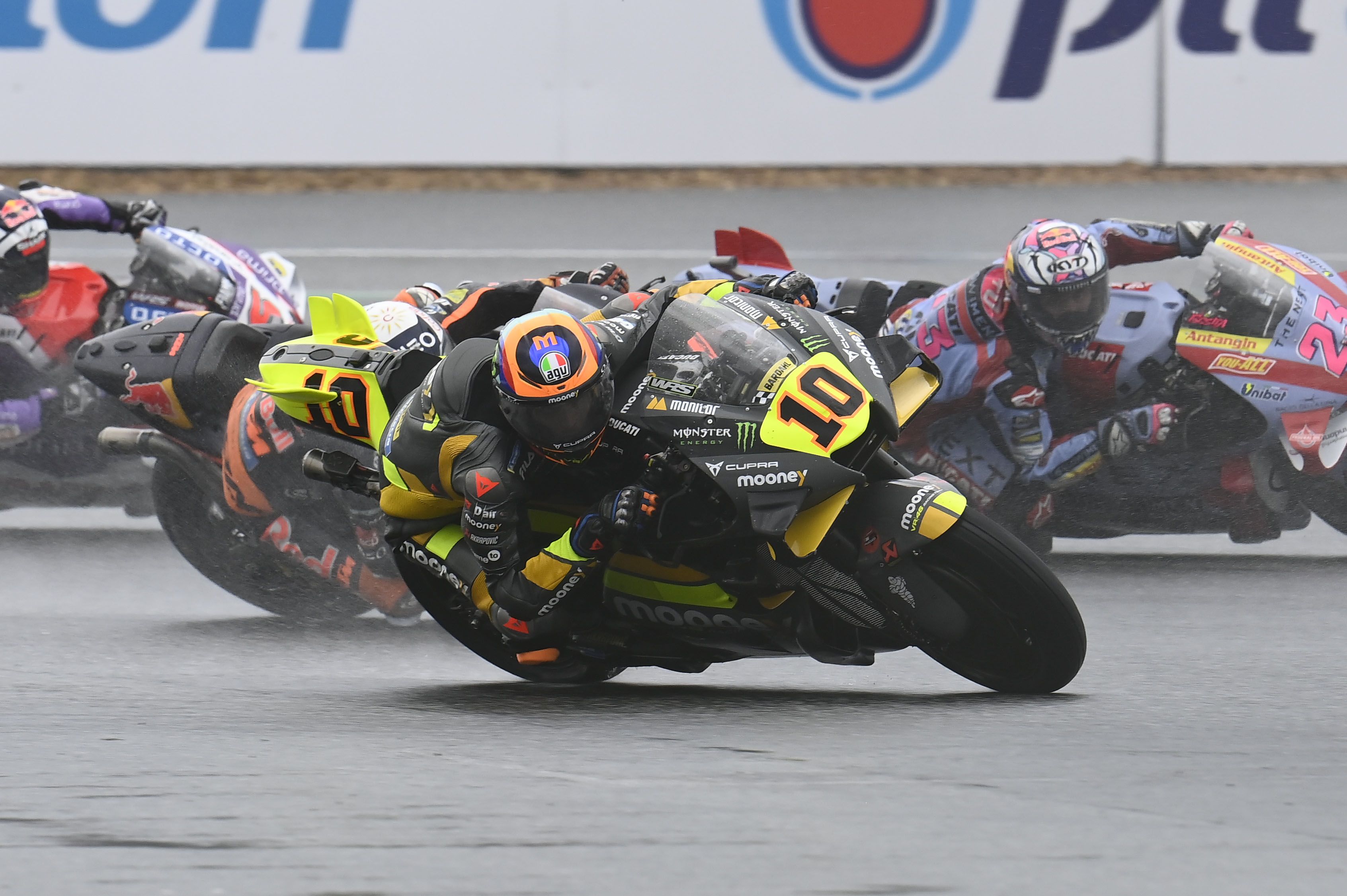 Luca Marini seguido por Miguel Oliveira, Enea Bastianini y Johann Zarco, MotoGP Tailandia 2022