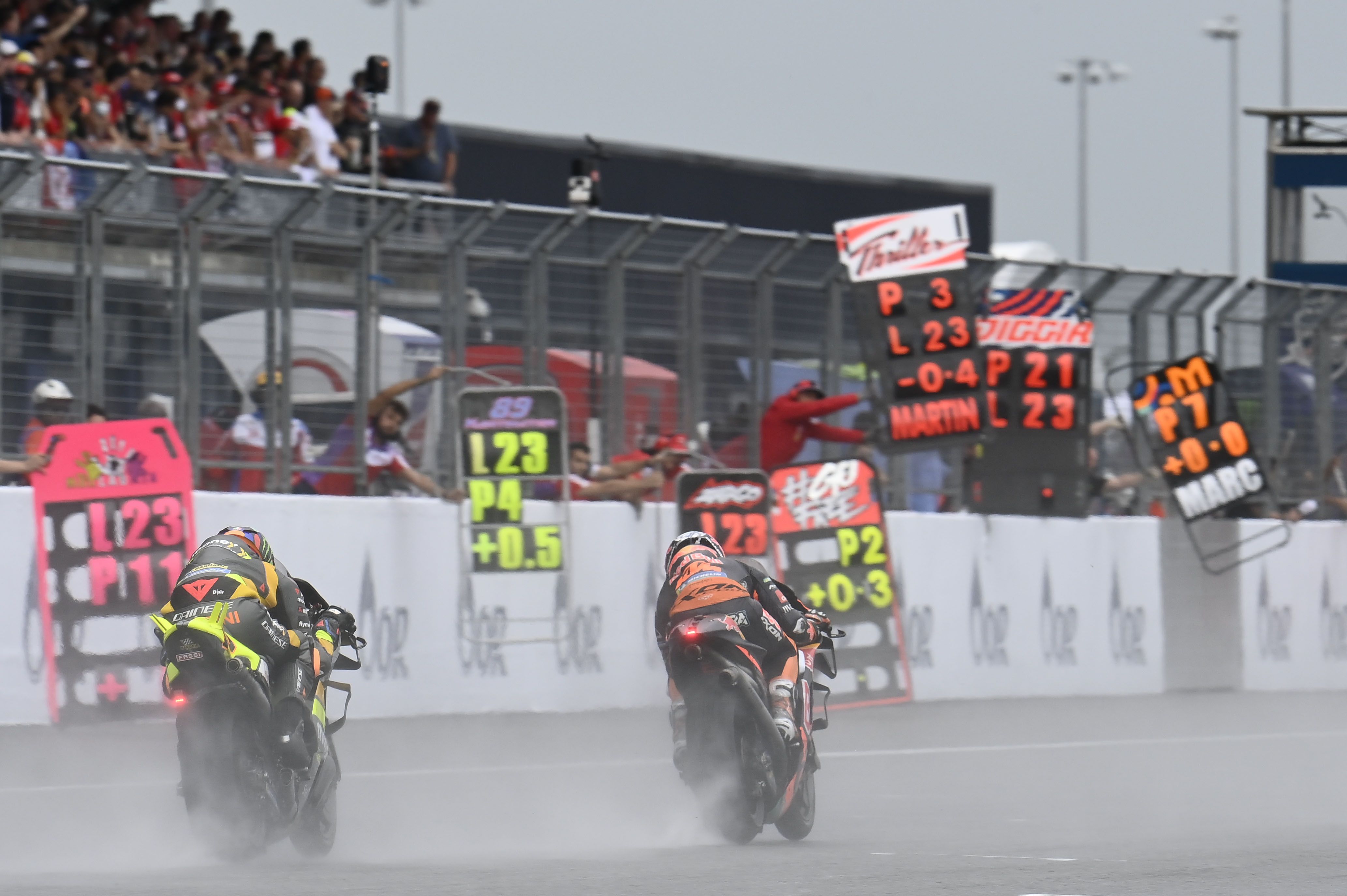Luca Marini sigue a Miguel Oliveira a inicio de carrera, MotoGP Tailandia 2022