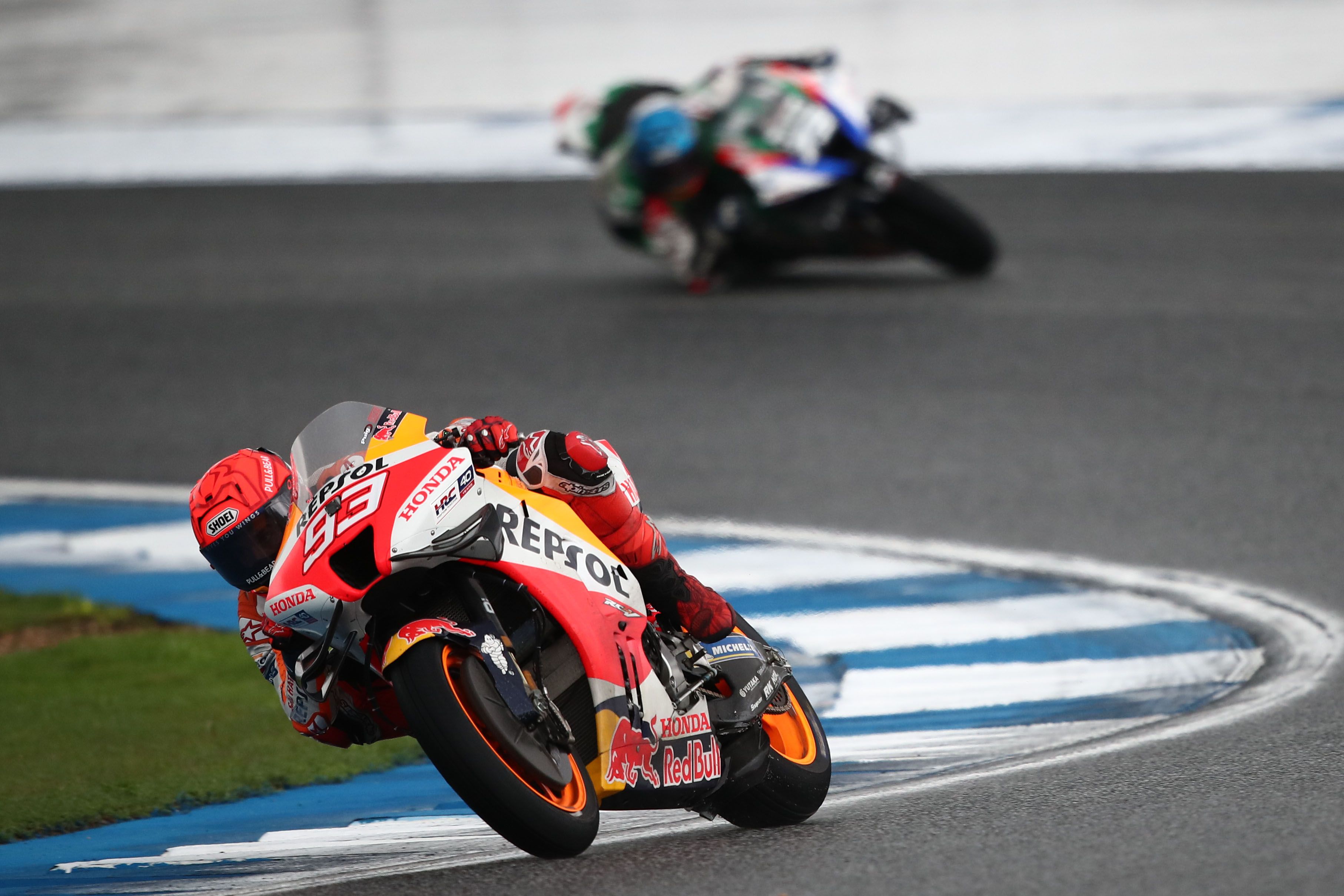 Marc Márquez con Álex Márquez al fondo, MotoGP Tailandia 2022