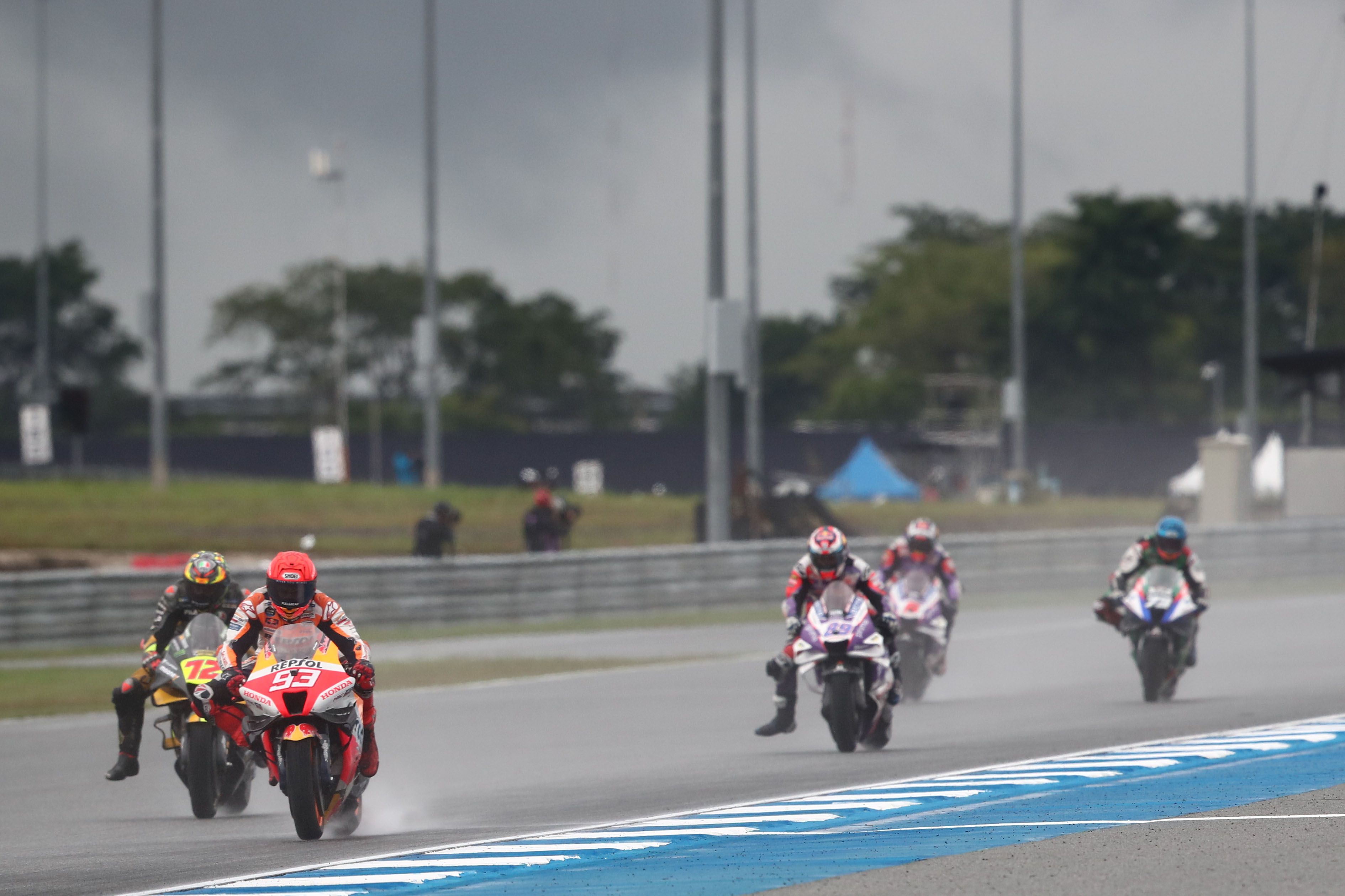 Marc Márquez frena ante Marco Bezzecchi con Jorge Martín, Johann Zarco y Álex Márquez detrás, MotoGP Tailandia 2022