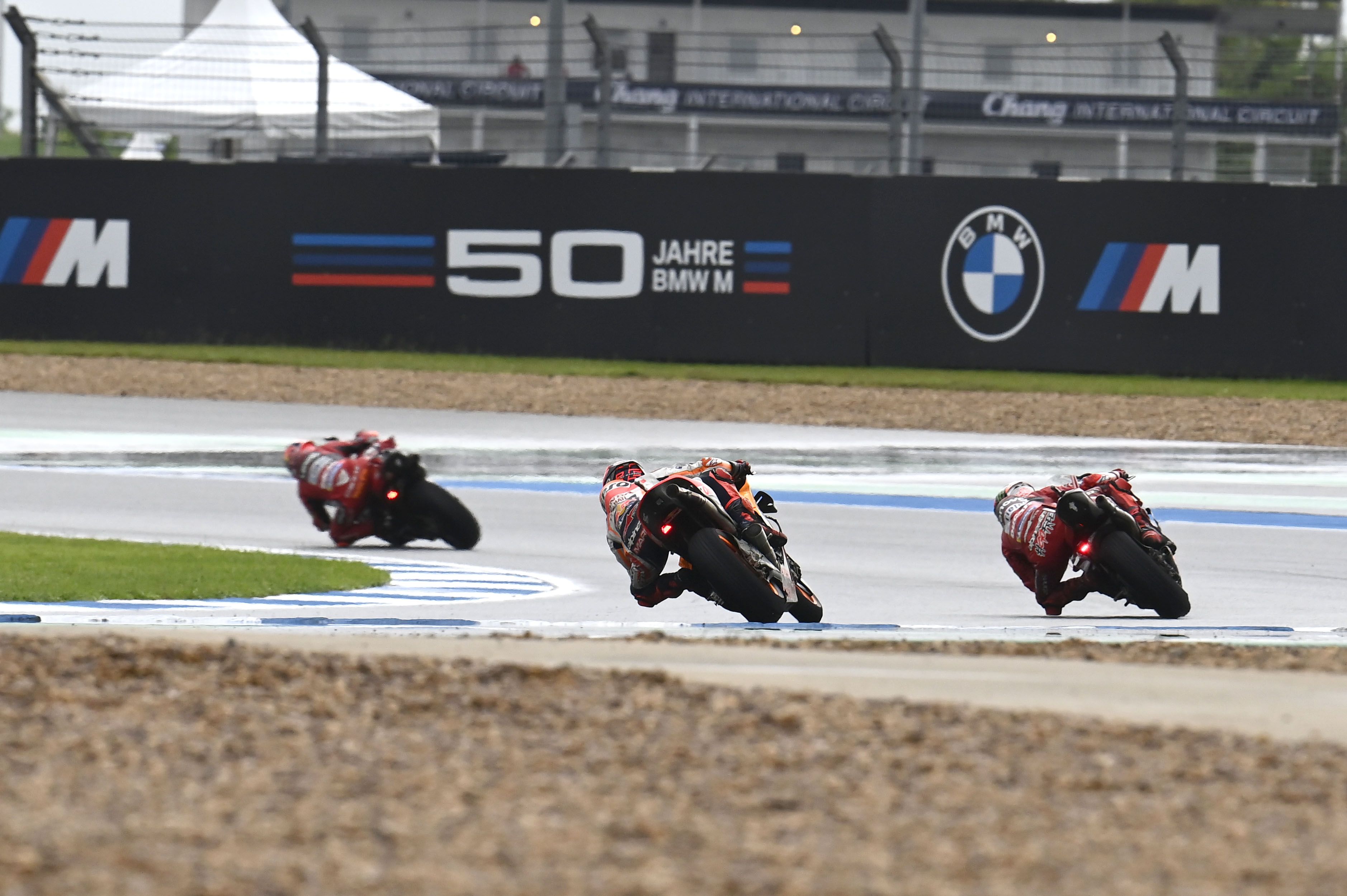 Marc Márquez y Pecco Bagnaia persiguen a Jack Miller, MotoGP Tailandia 2022