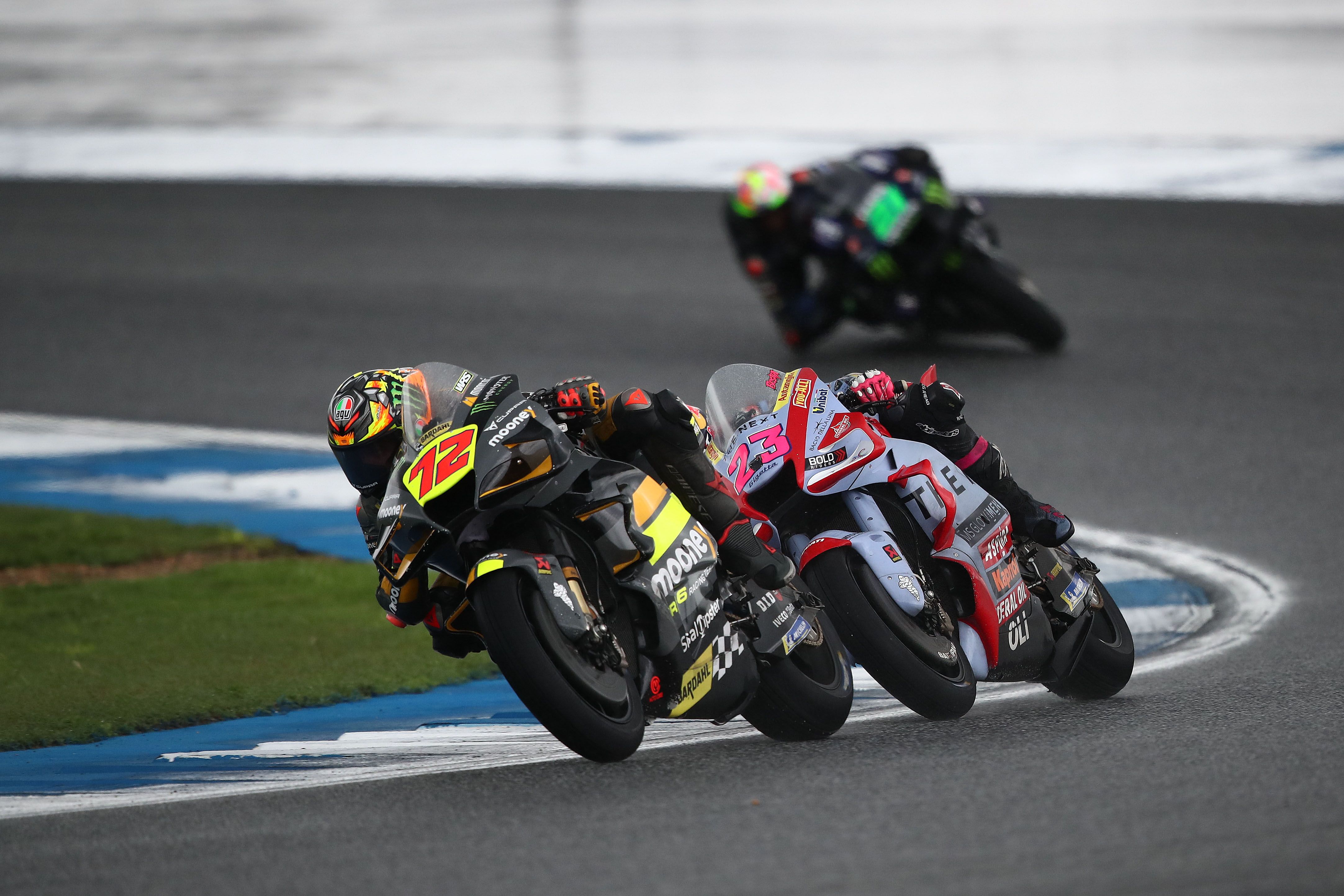 Marco Bezzecchi con Enea Bastianini a su estela y Franco Morbidelli al fondo, MotoGP Tailandia 2022