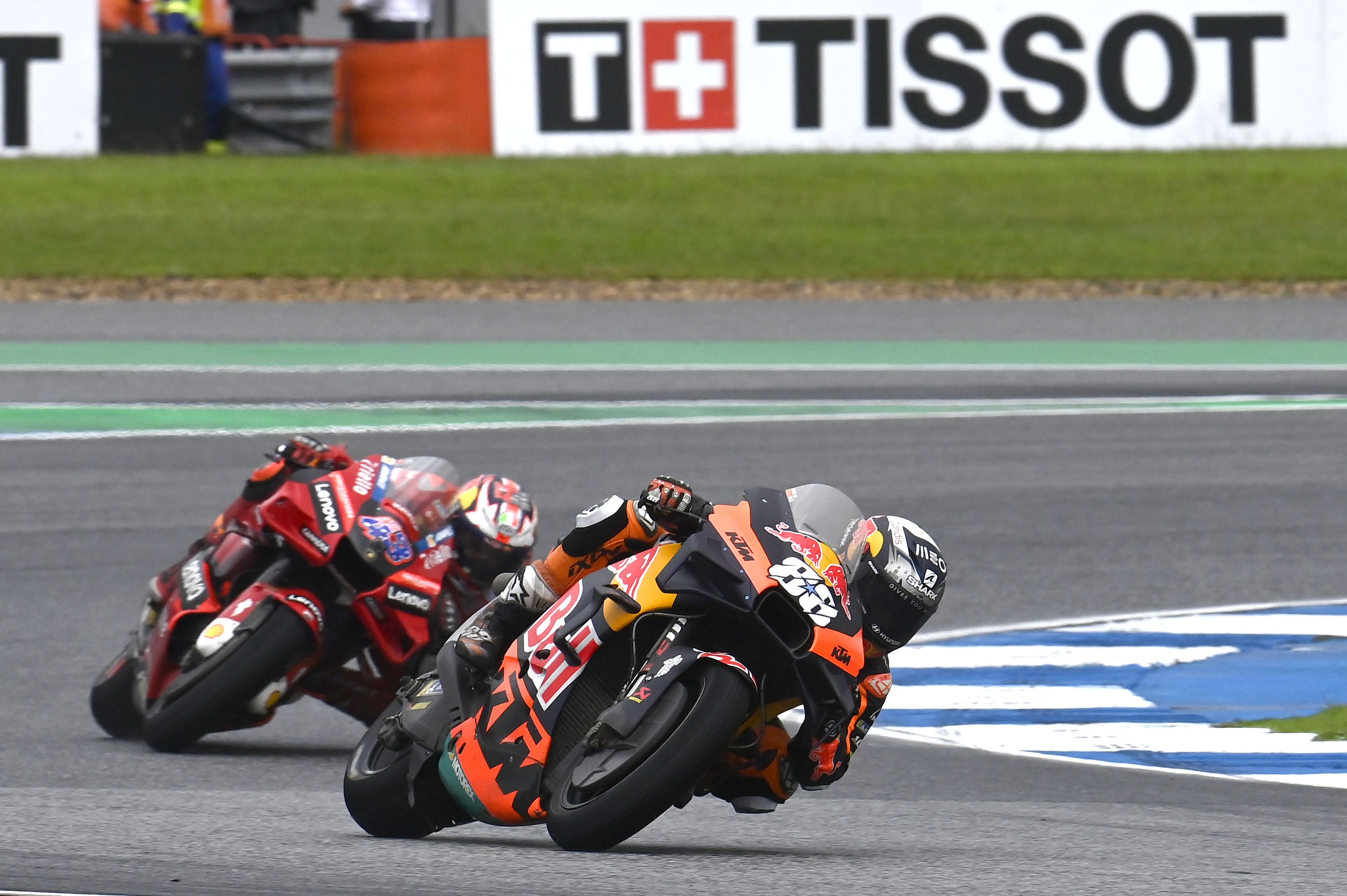 Miguel Oliveira con Jack Miller pegado, MotoGP Tailandia 2022