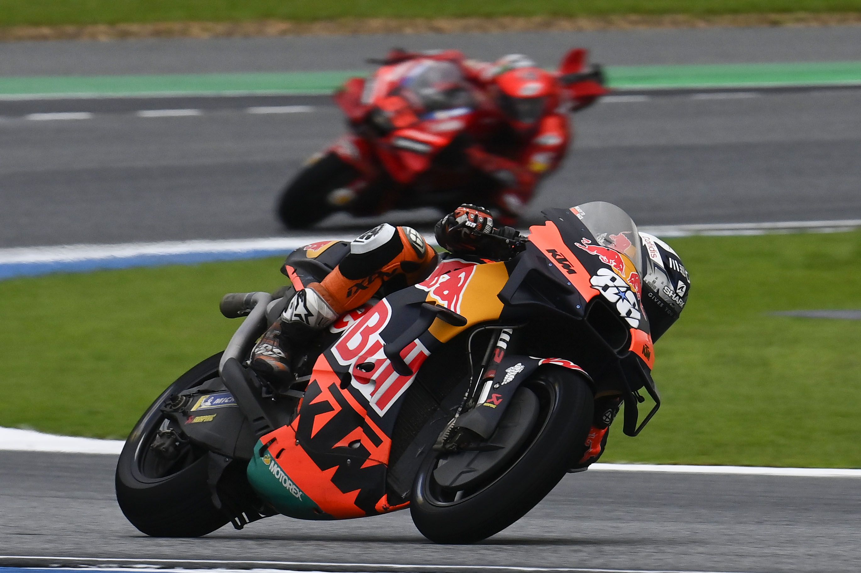 Miguel Oliveira con Pecco Bagnaia al fondo, MotoGP Tailandia 2022