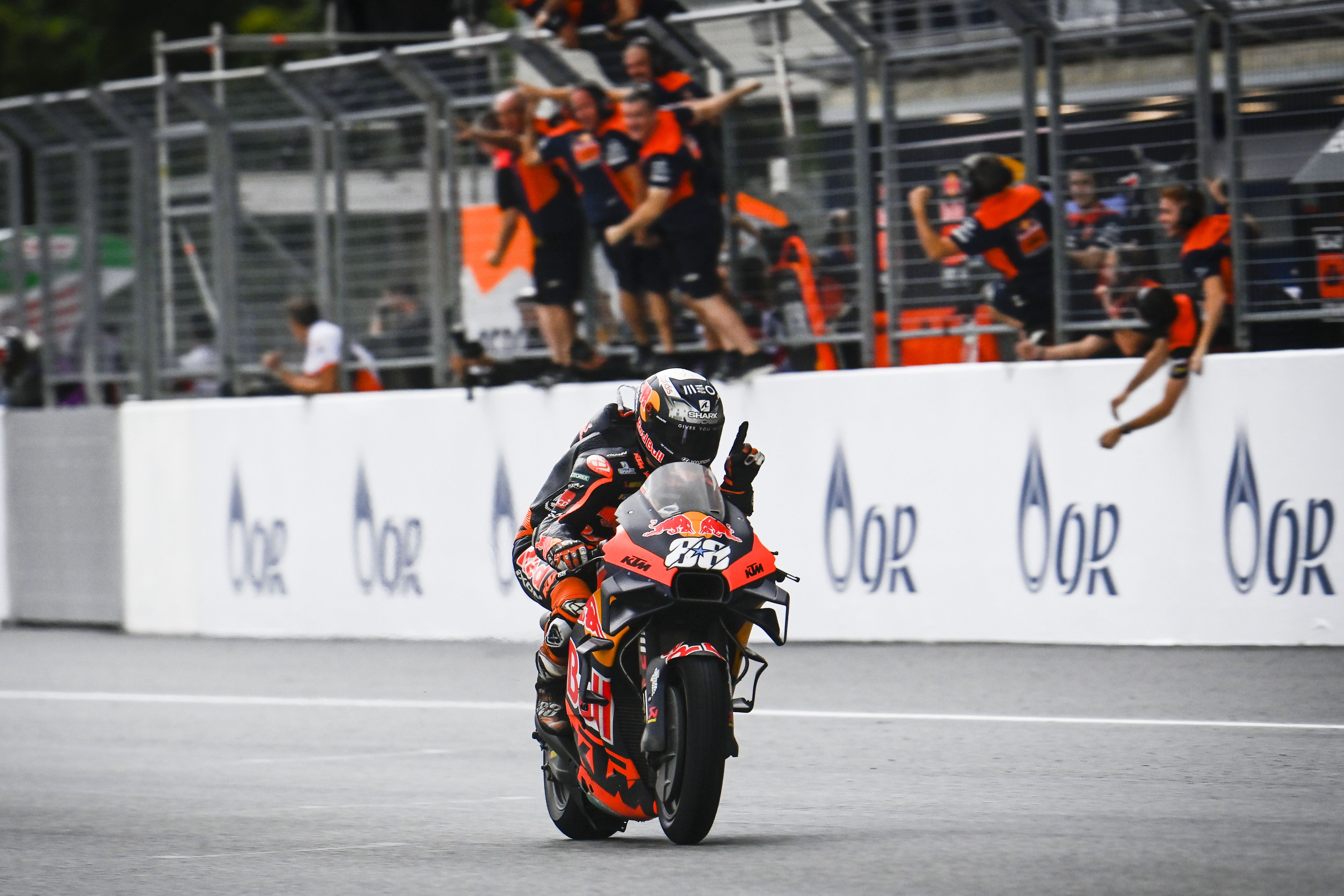 Miguel Oliveira gana y lleva el delirio a KTM, MotoGP Tailandia 2022
