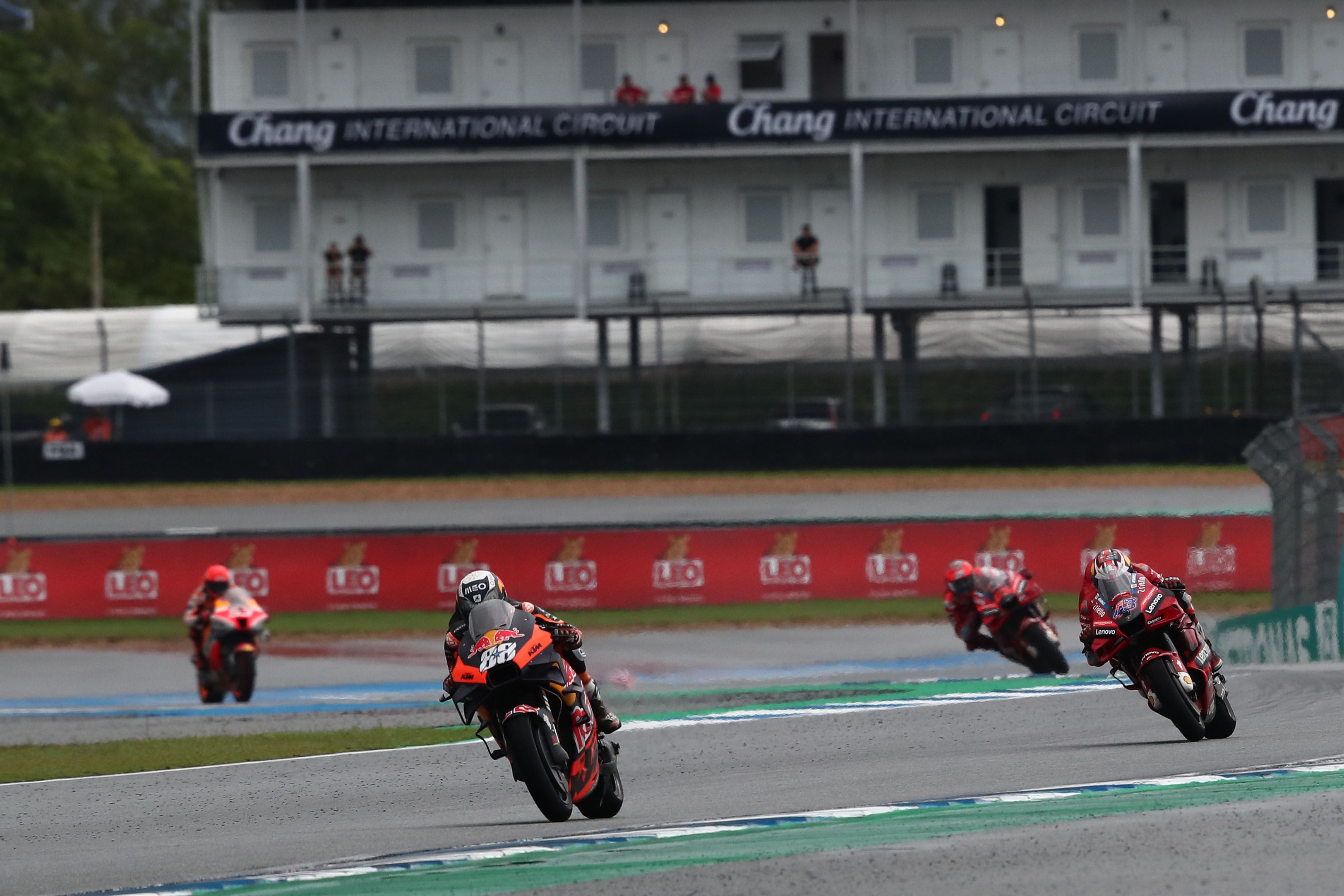 Miguel Oliveira se escapa de Jack Miller, Pecco Bagnaia y Marc Márquez, MotoGP Tailandia 2022