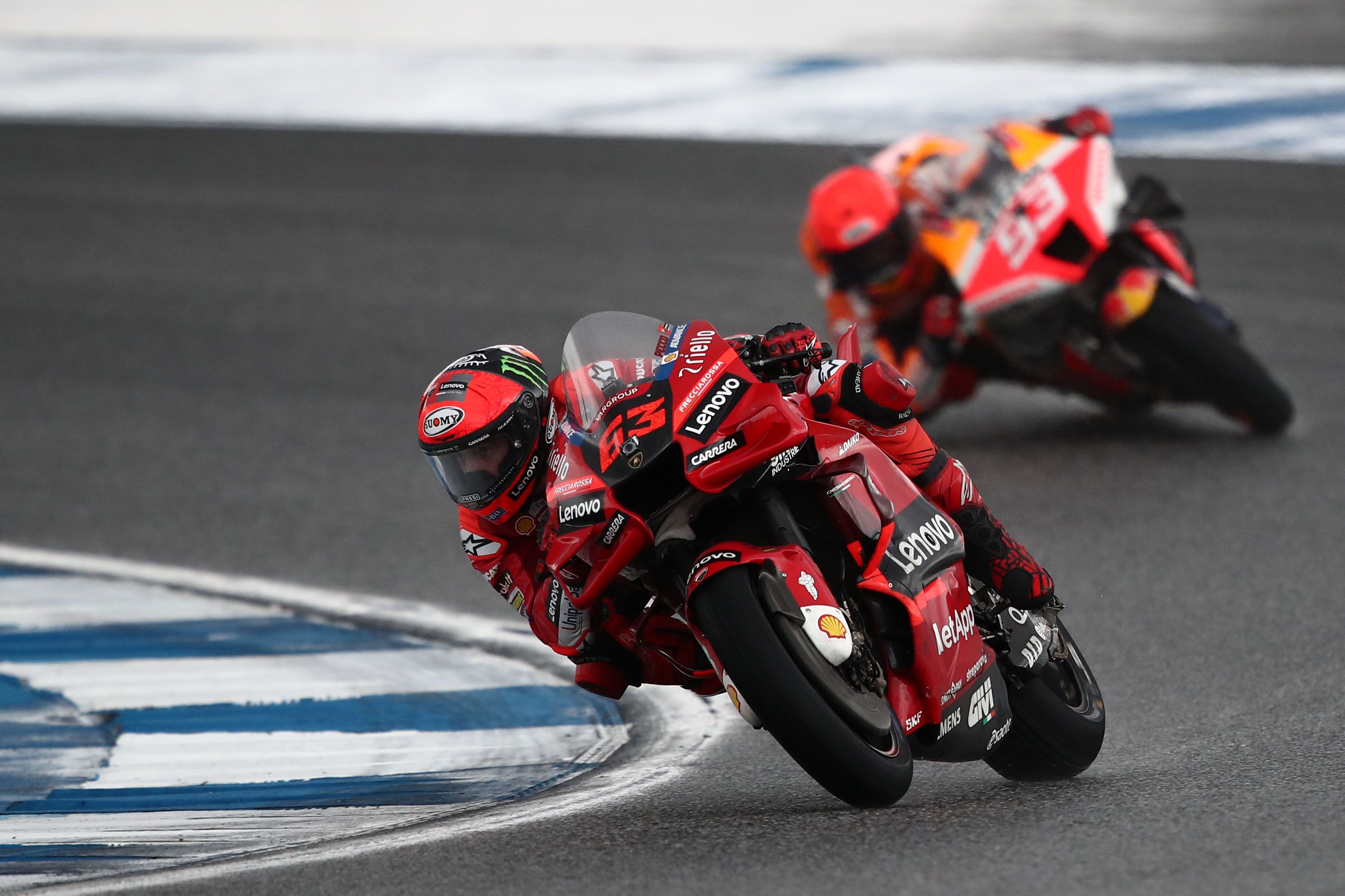 Pecco Bagnaia perseguido por Marc Márquez, MotoGP Tailandia 2022