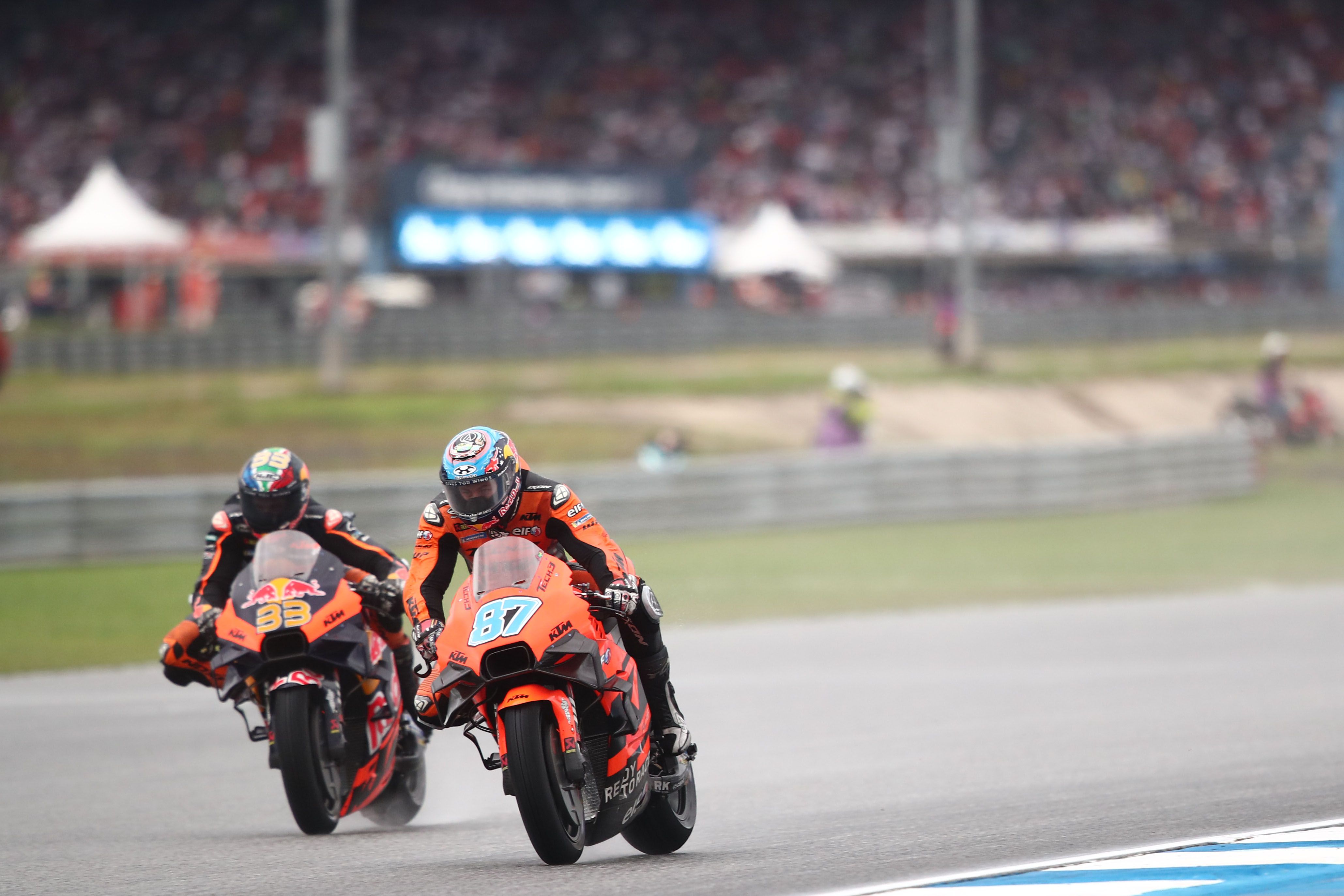 Remy Gardner intenta defenderse de Brad Binder, MotoGP Tailandia 2022