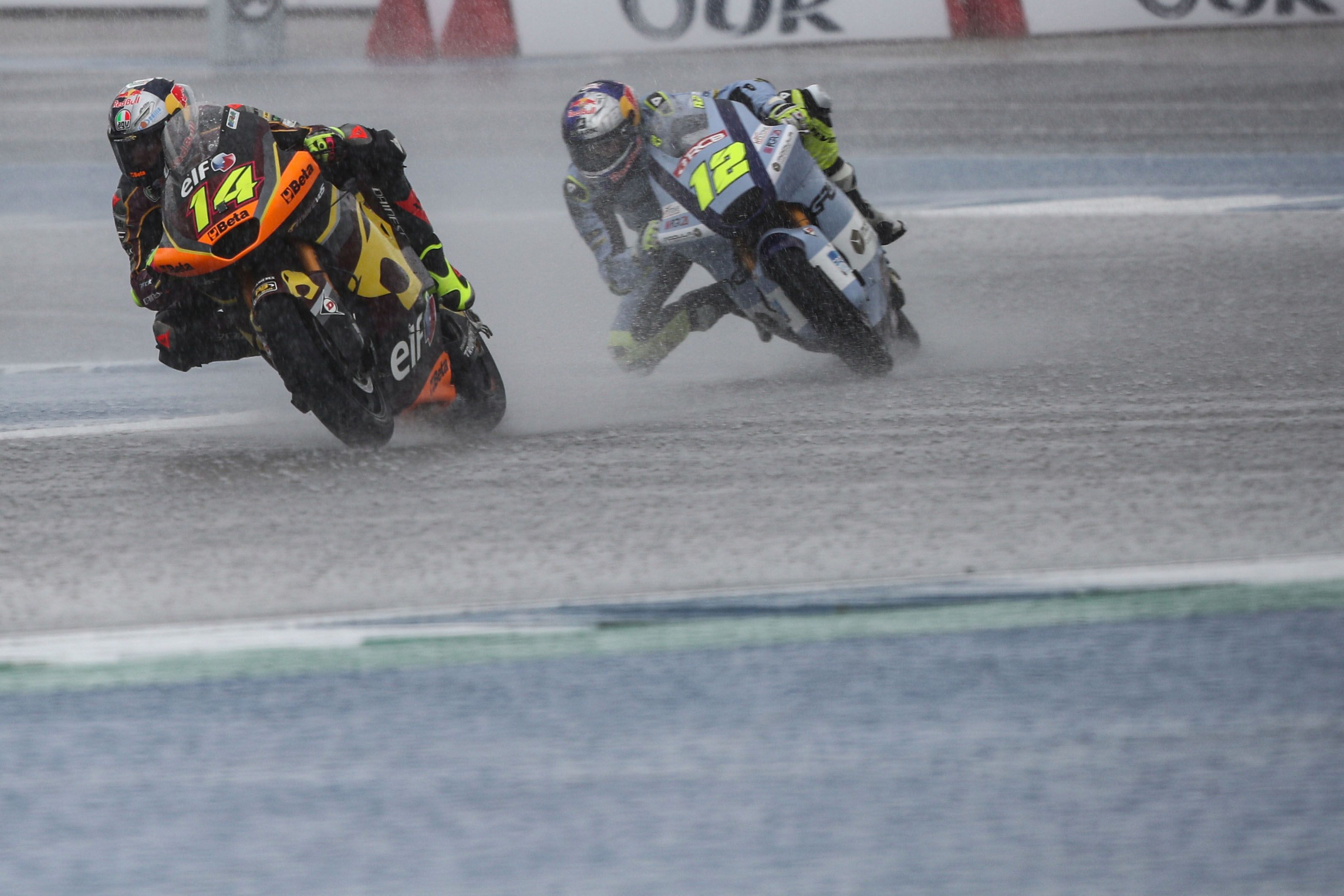 Tony Arbolino con Filip Salac pegado justo antes de la bandera roja, Moto2 Tailandia 2022