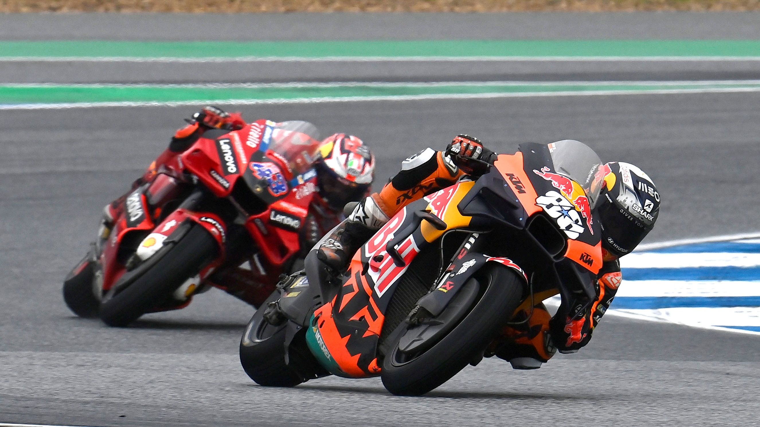 Miguel Oliveira y Jack Miller parecían ir en motonáutica en Tailandia