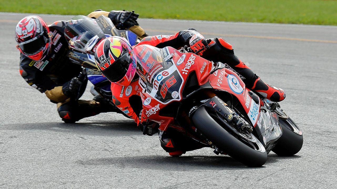 Tom Sykes con Bradley Ray totalmente pegado en Donington