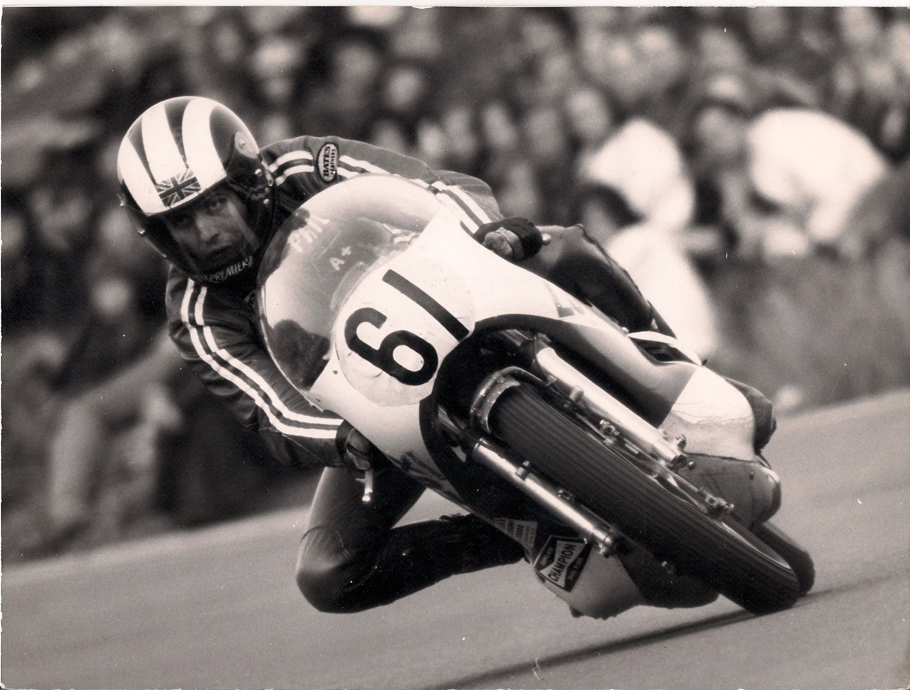 Phil Read camino de su último título en 250 con una Yamaha privada.