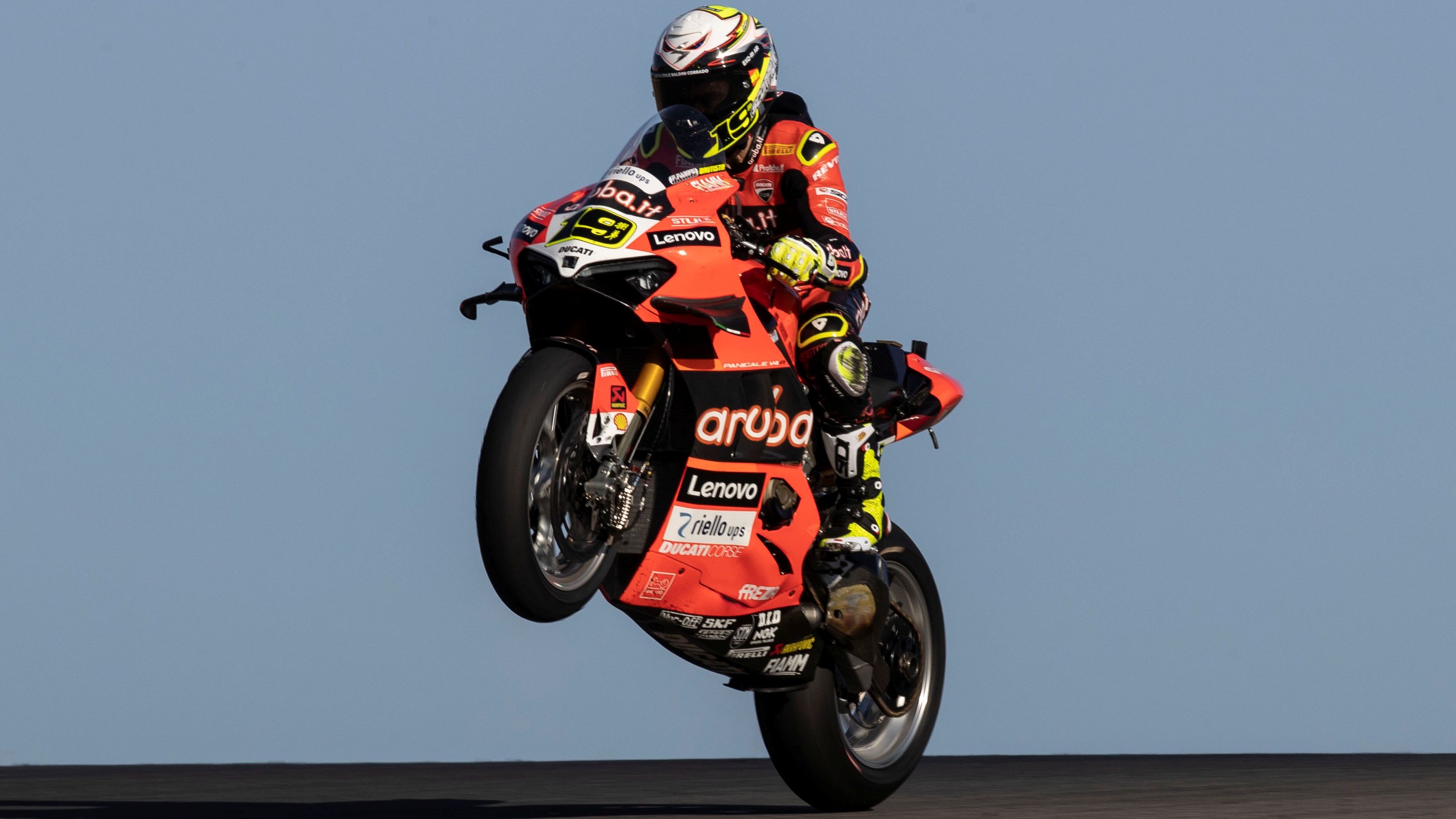 Álvaro Bautista gana la última carrera en Portimao y es más líder de Superbike