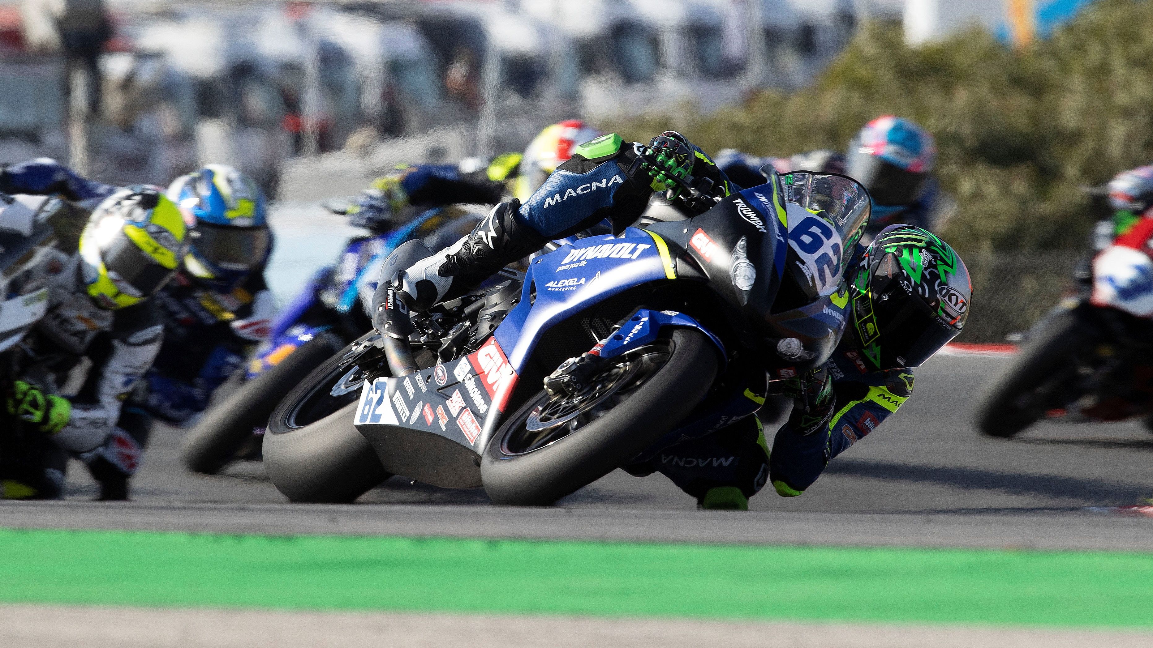Stefano Manzi se ha estrenado en Supersport ganando en Portimao con la Triumph