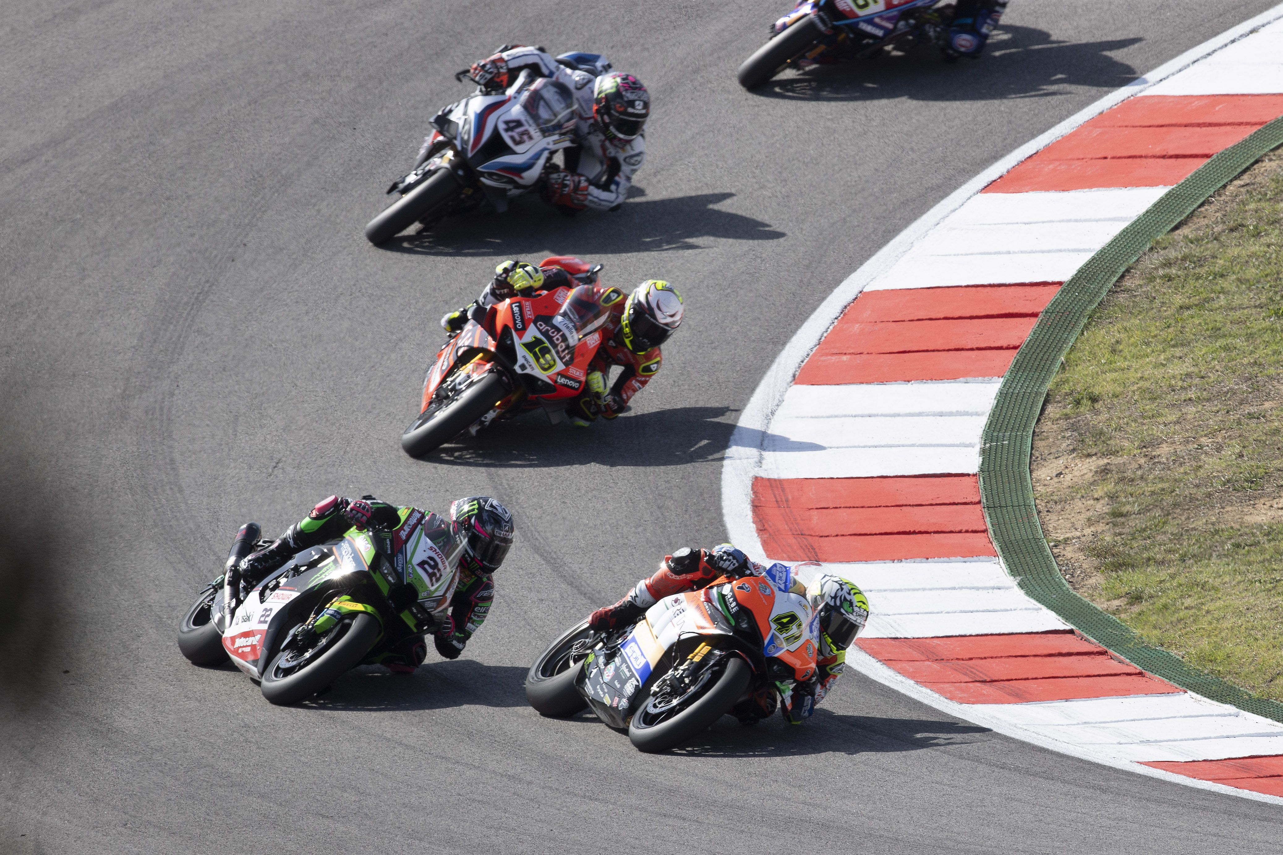 Axel Bassani delante de Alex Lowes, Álvaro Bautista y Scott Redding, WSBK Portimao 2022