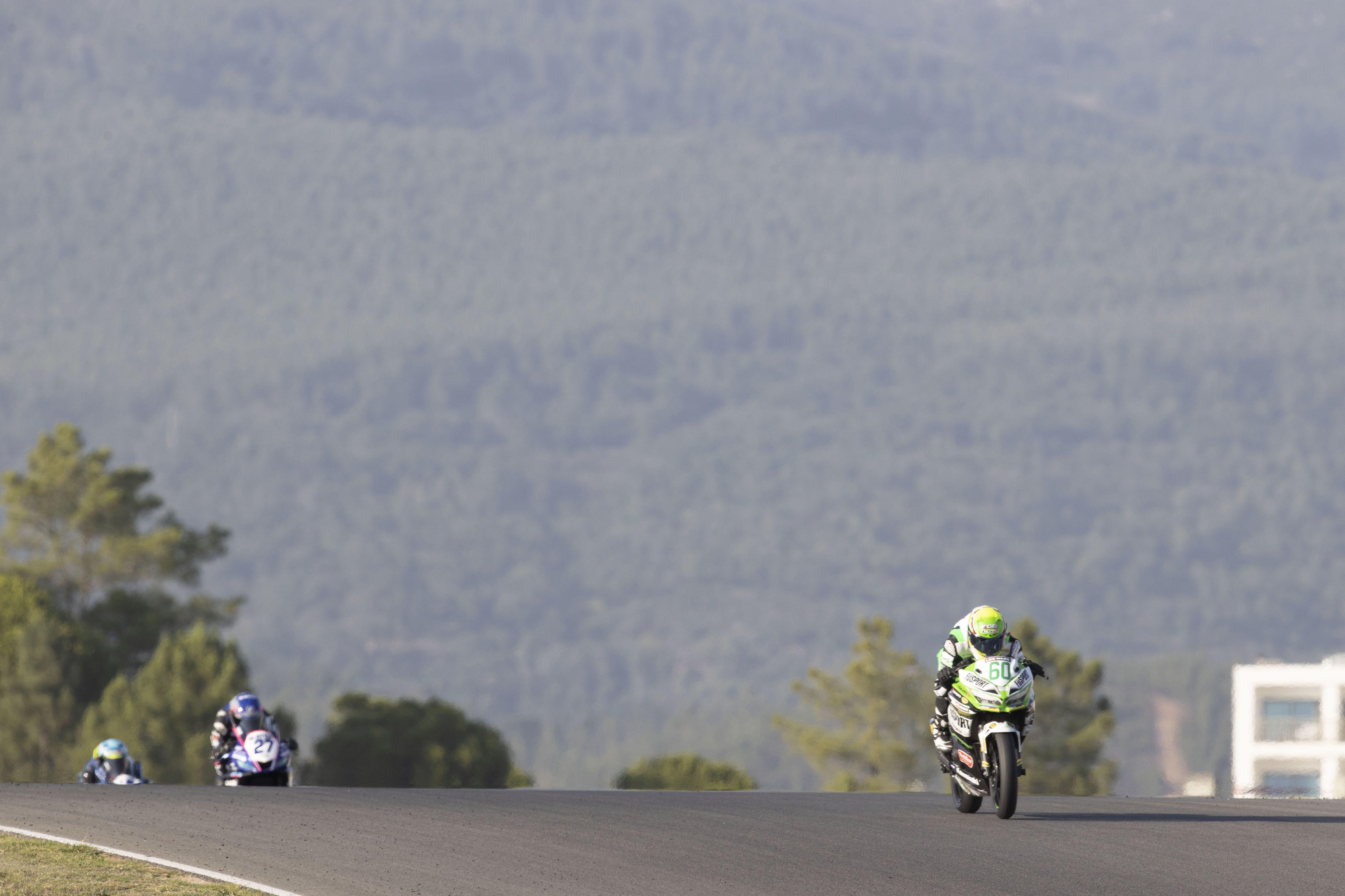 Dirk Geiger se escapa de Álvaro Díaz rumbo a la victoria, SSP300 Portimao 2022