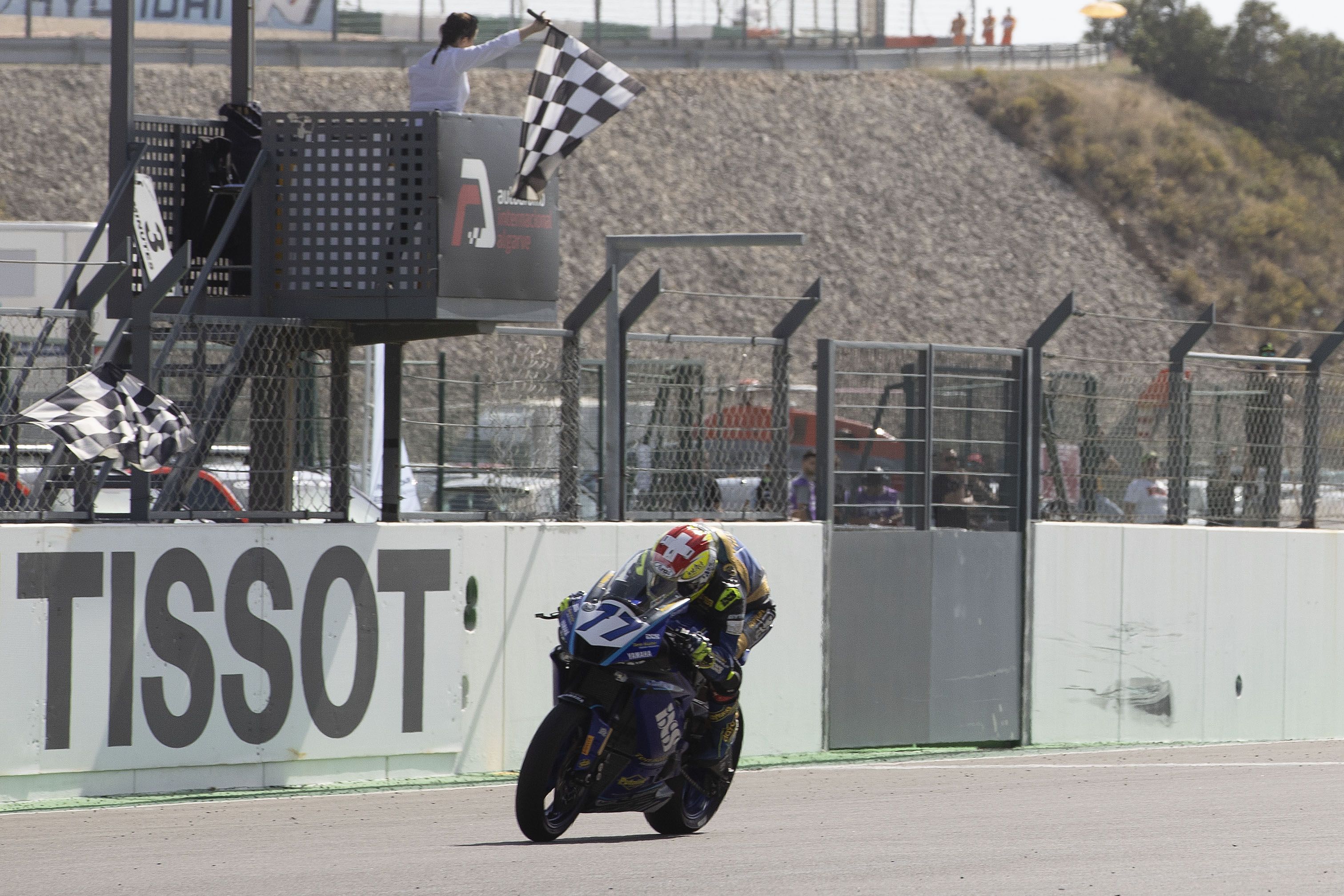 Dominique Aegerter entra victorioso en meta, WSS Portimao 2022