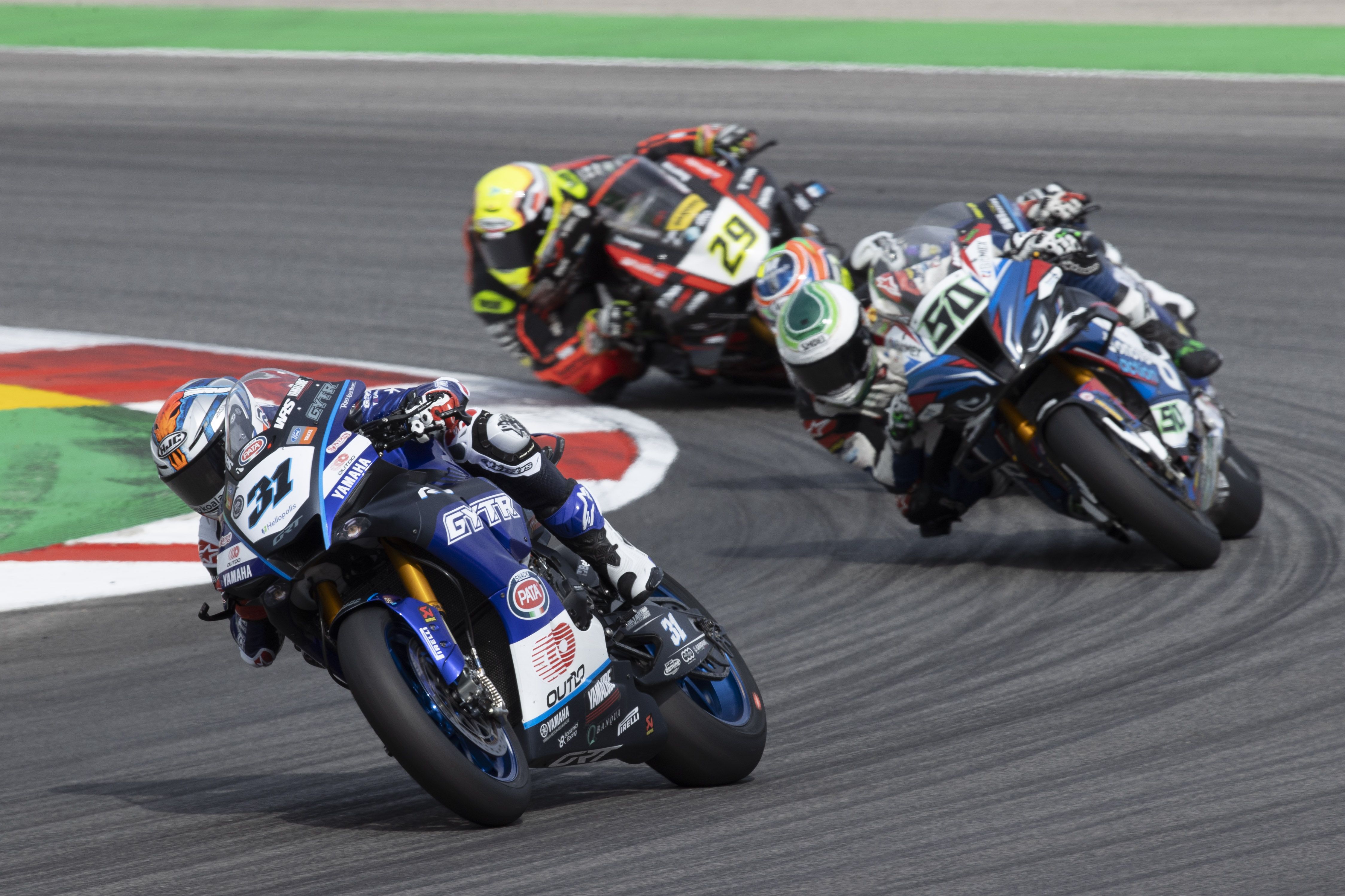 Garrett Gerloff seguido por Eugene Laverty y Luca Bernardi, WSBK Portimao 2022