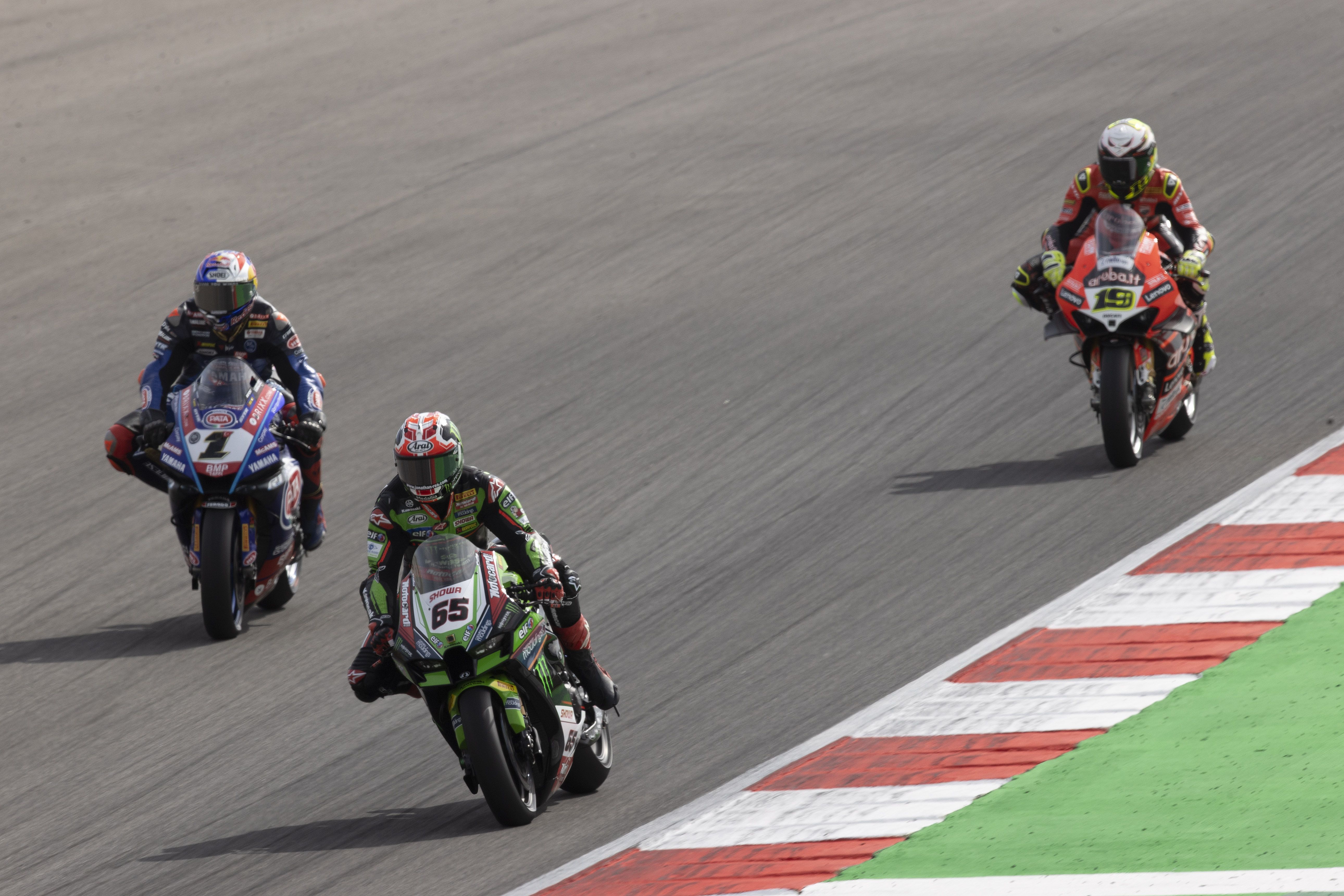 Jonathan Rea frena delante de Toprak Razgatlioglu y Álvaro Bautista, WSBK Portimao 2022