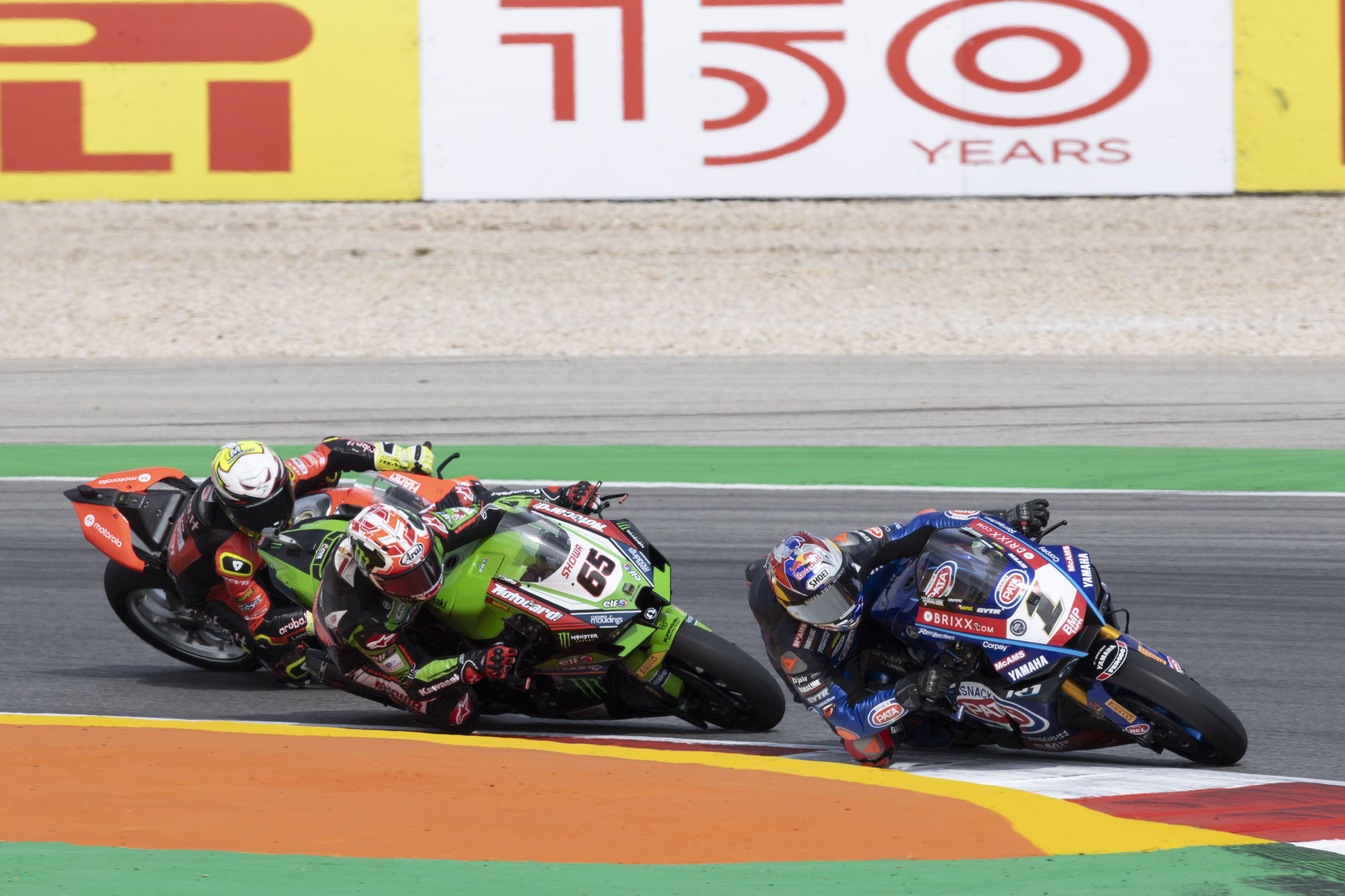 Toprak Razgatlioglu con Jonathan Rea y Álvaro Bautista a su estela, WSBK Portimao 2022