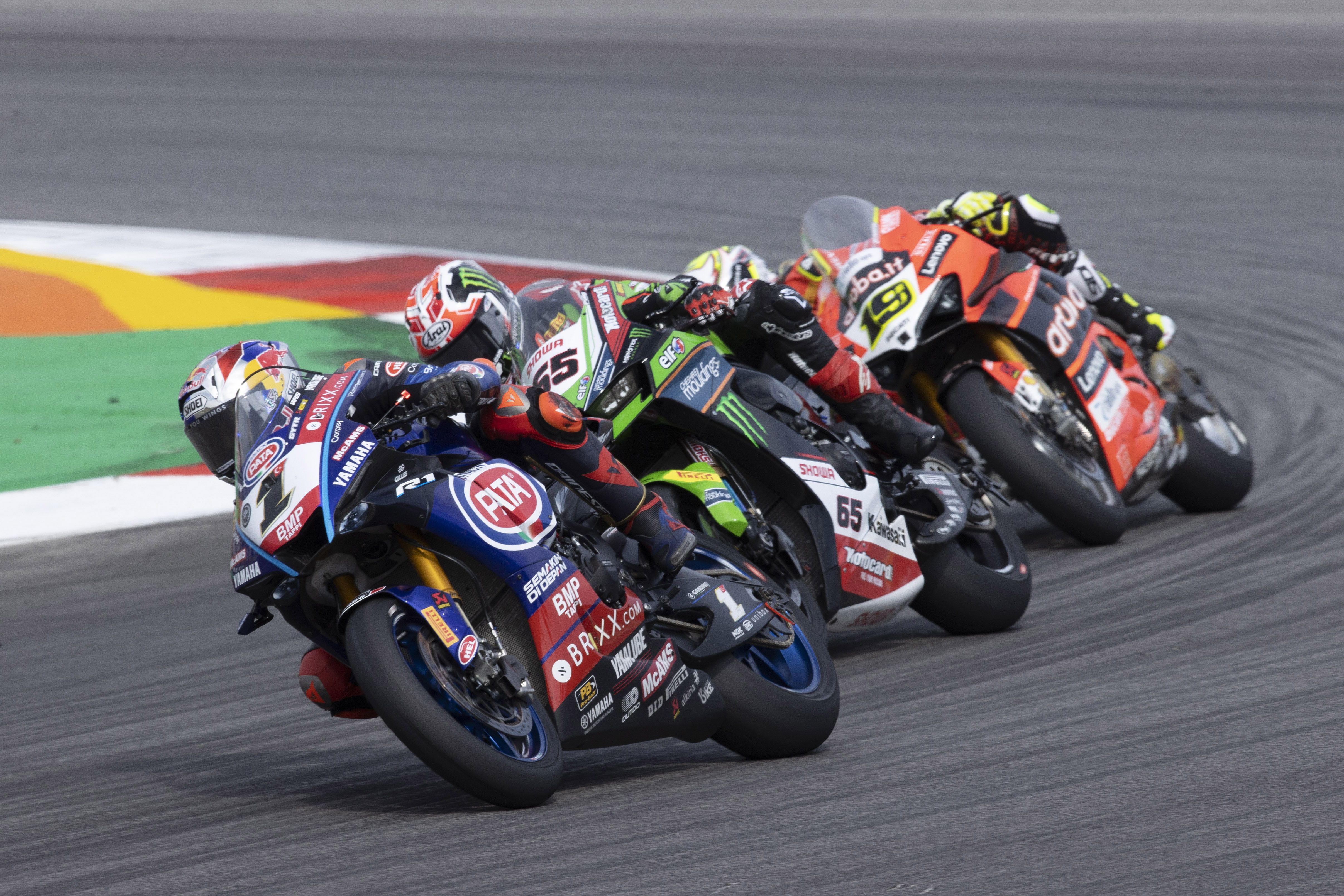 Toprak Razgatlioglu con Jonathan Rea y Álvaro Bautista totalmente pegados, WSBK Portimao 2022
