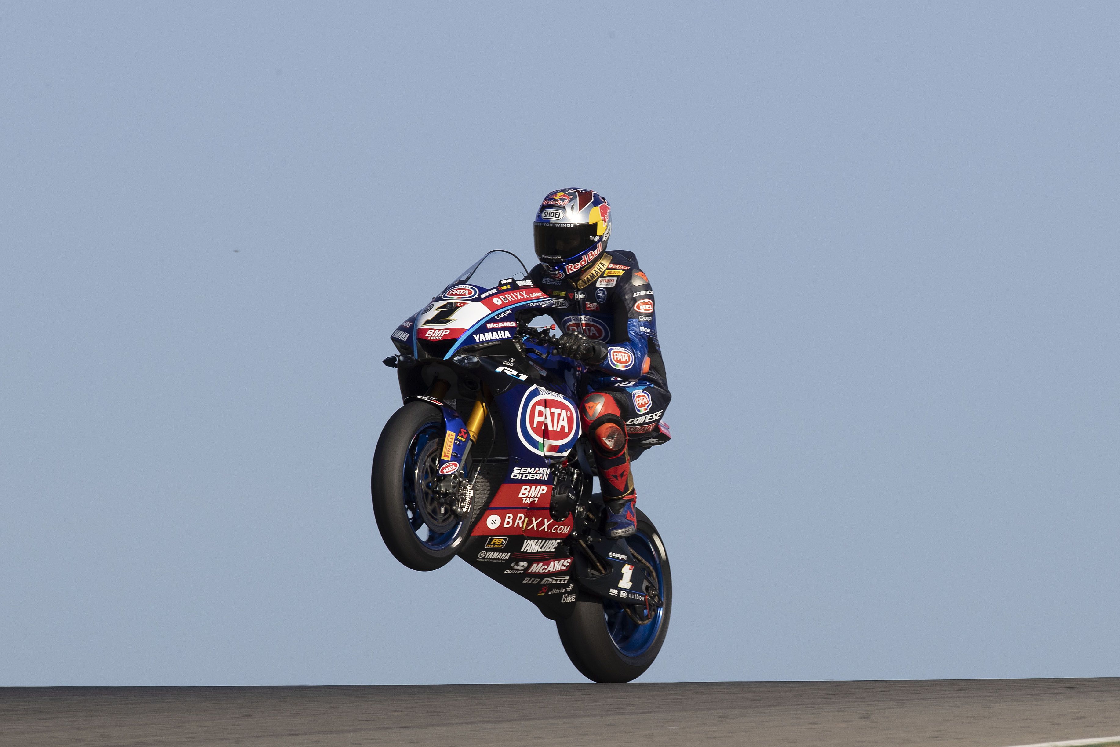 Toprak Razgatlioglu haciendo un caballito, WSBK Portimao 2022