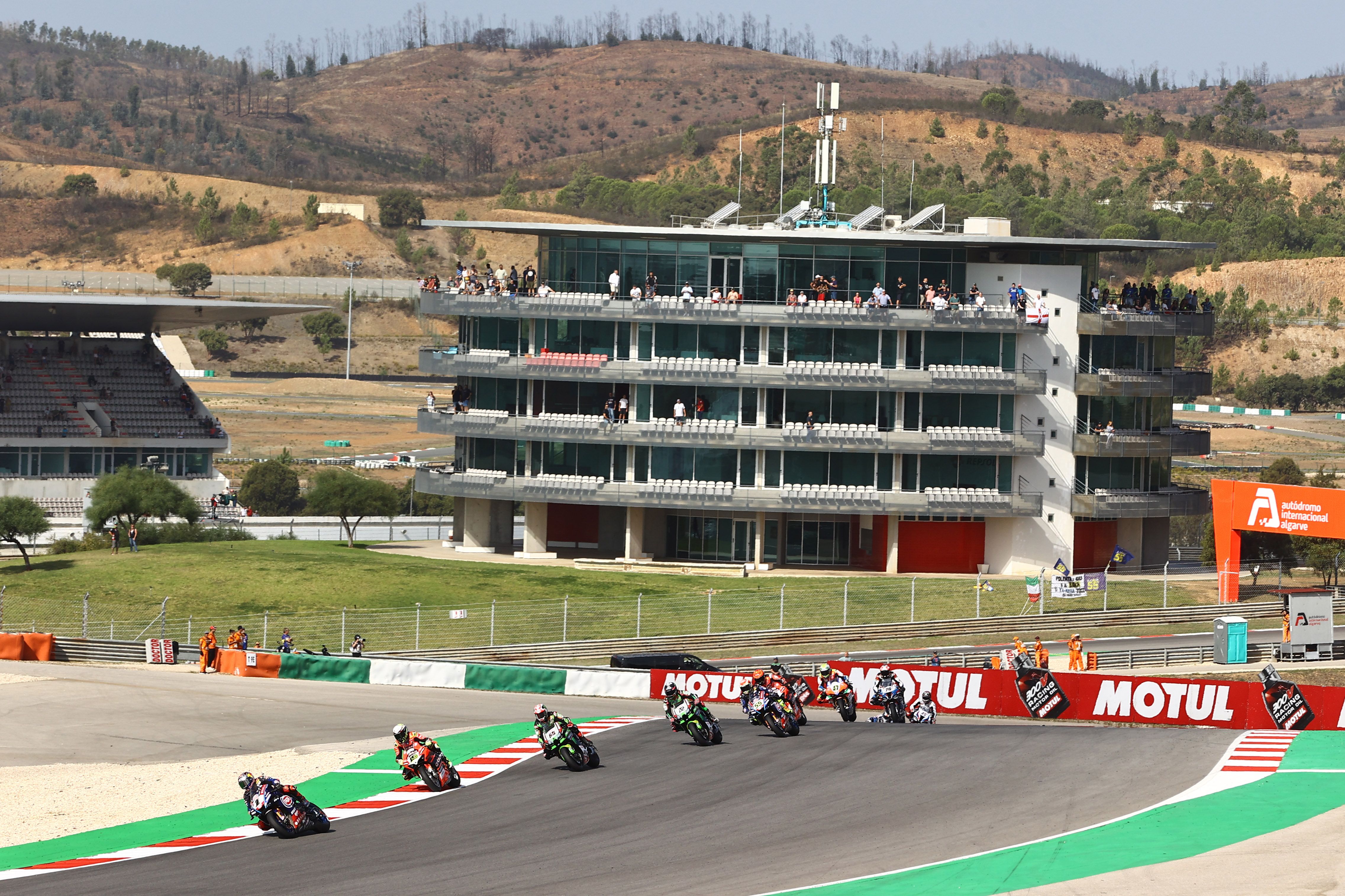 Toprak Razgatlioglu lidera en la salida ante Álvaro Bautista y Jonathan Rea, WSBK Portimao 2022