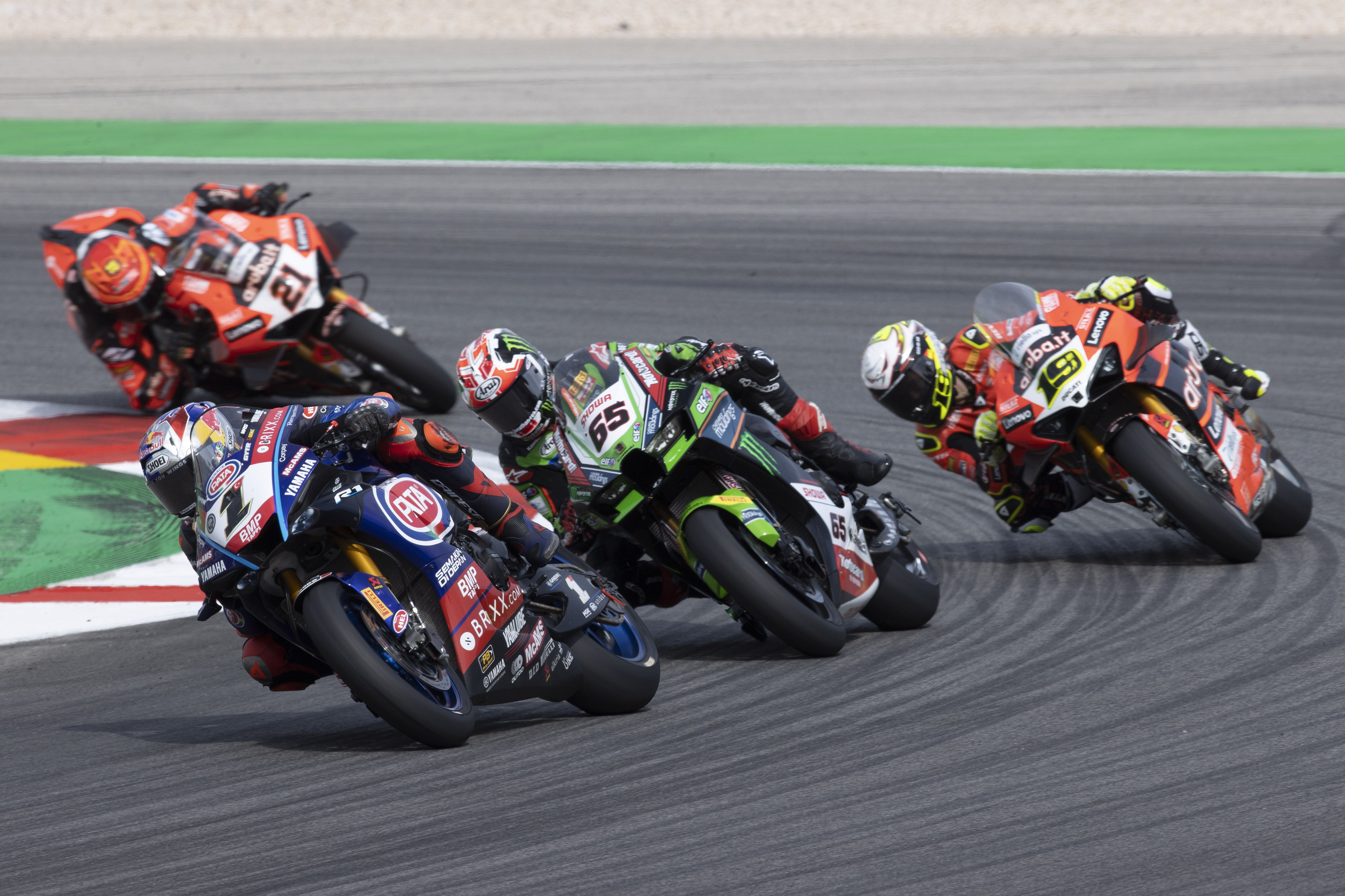 Toprak Razgatlioglu, Jonathan Rea y Álvaro Bautista con Michael Rinaldi al fondo, WSBK Portimao 2022