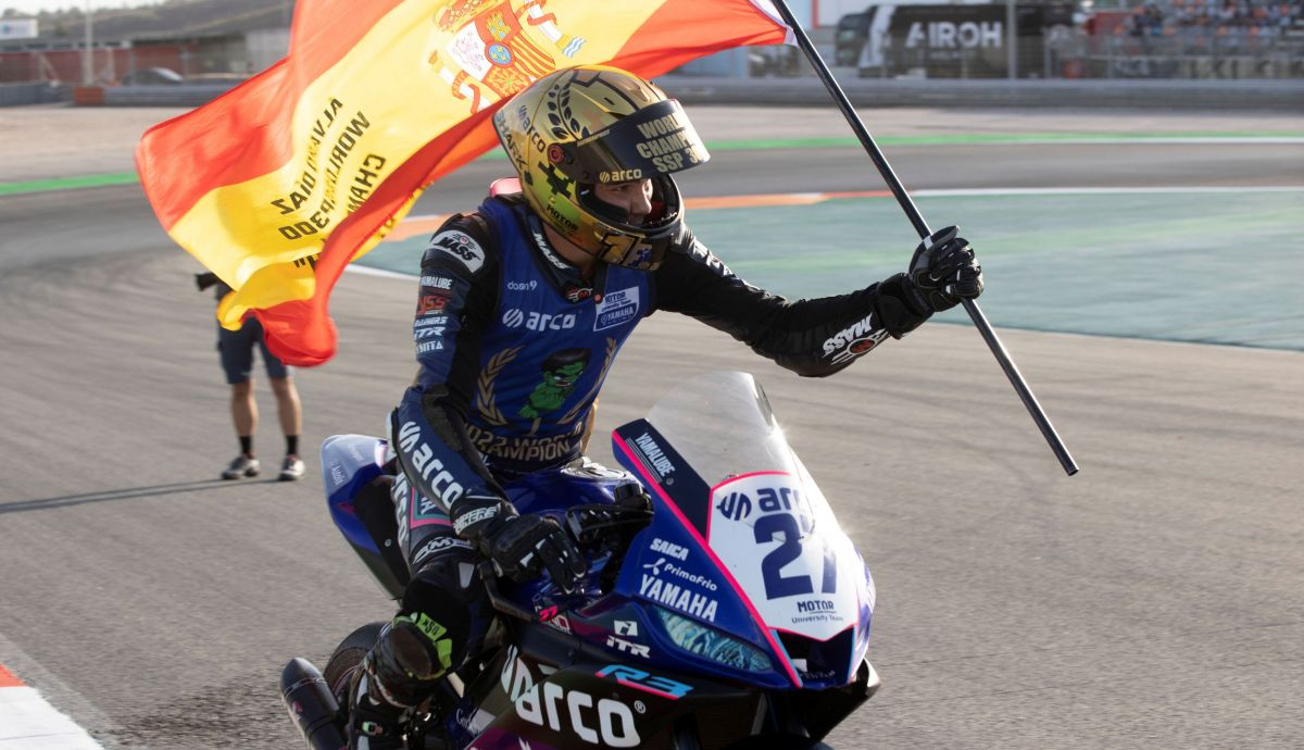 Álvaro Díaz festeja su título mundial de Supersport 300 Álvaro Díaz festeja su título mundial de Supersport 300