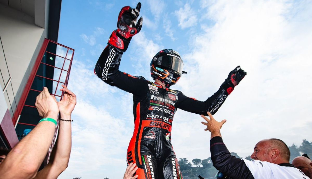 Nicholas Spinelli festeja su título en el CIV Supersport 2022 Nicholas Spinelli festeja su título en el CIV Supersport 2022