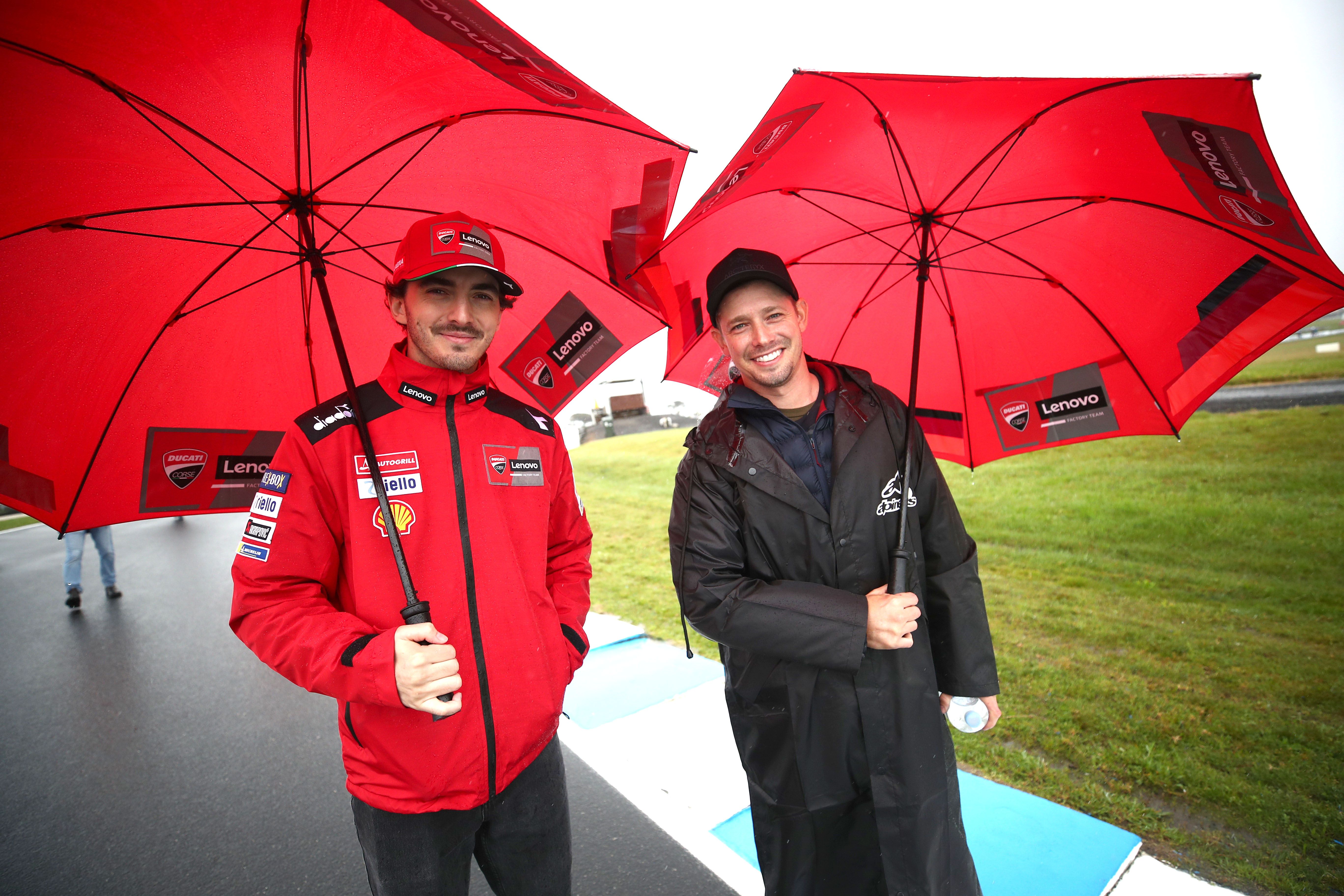 Pecco Bagnaia y Casey Stoner dan una vuelta juntos a Phillip Island.