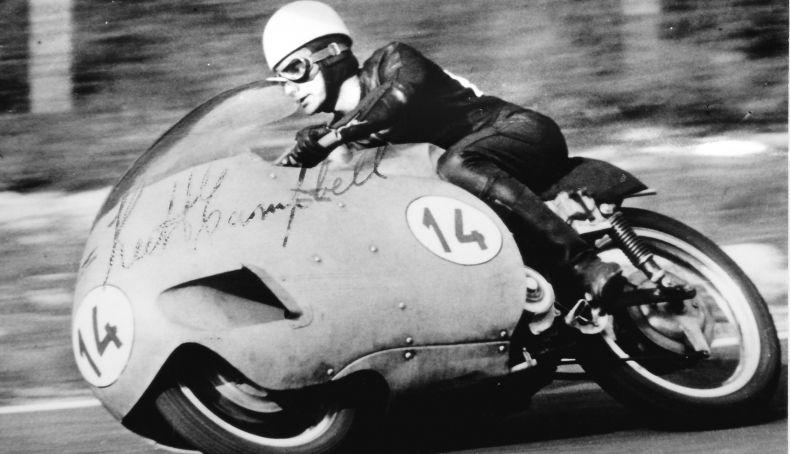 Keith Campbell con la Moto Guzzi 500 V8. Keith Campbell con la Moto Guzzi 500 V8.