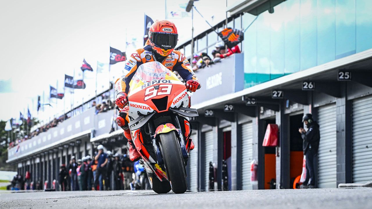 Marc Márquez atravesando el pit lane del circuito de Phillip Island.