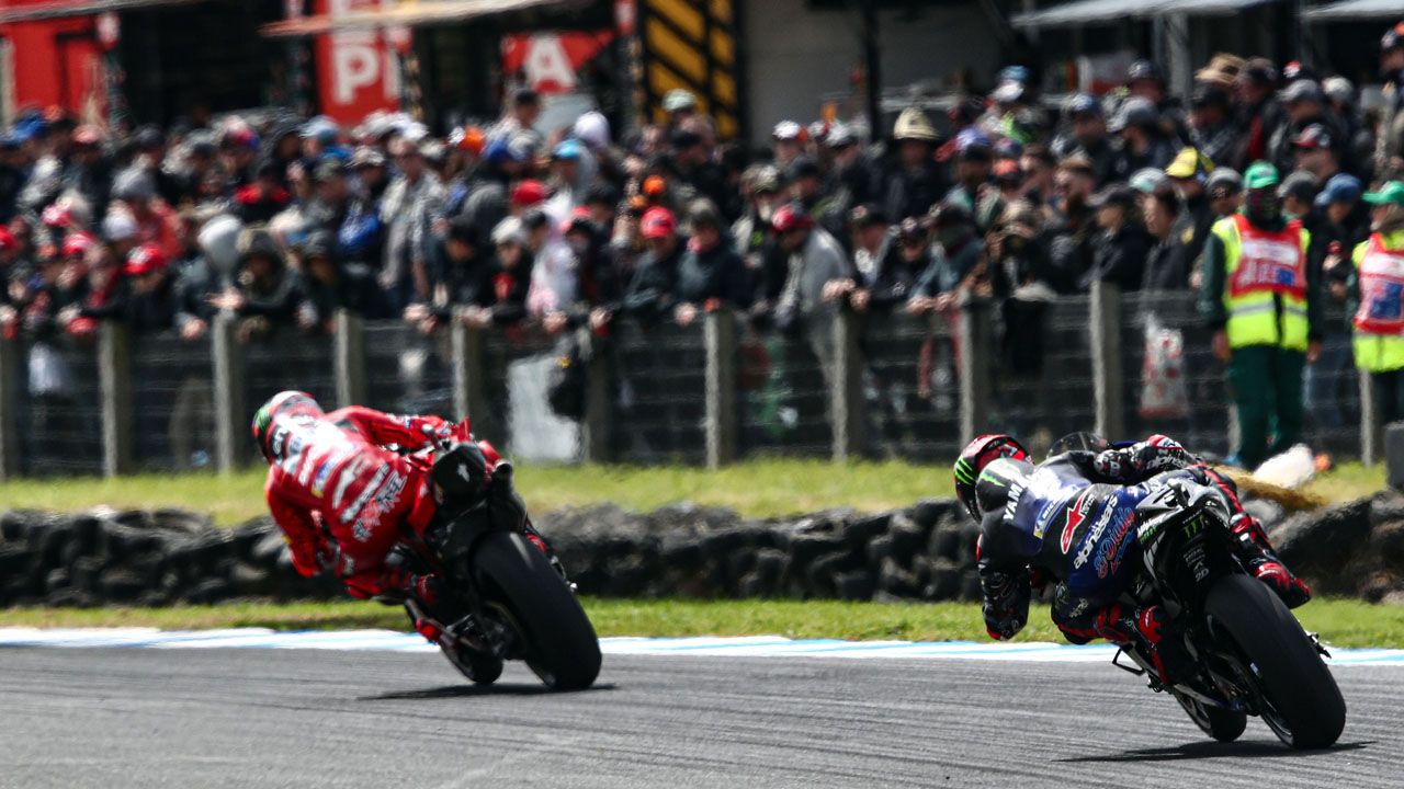 Pecco Bagnaia llevando a rueda a Fabio Quartararo en un momento del entrenamiento.