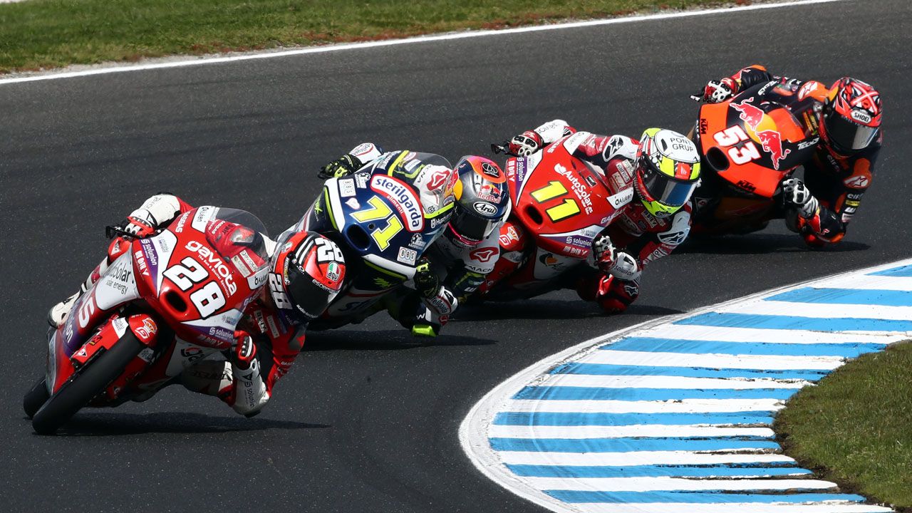 Izan Guevara tirando del grupo en la carrera de Phillip Island que le ha proclamado campeón de Moto3.
